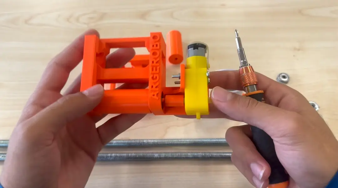 Sarı Motoru Vidalar İle Sabitleyin