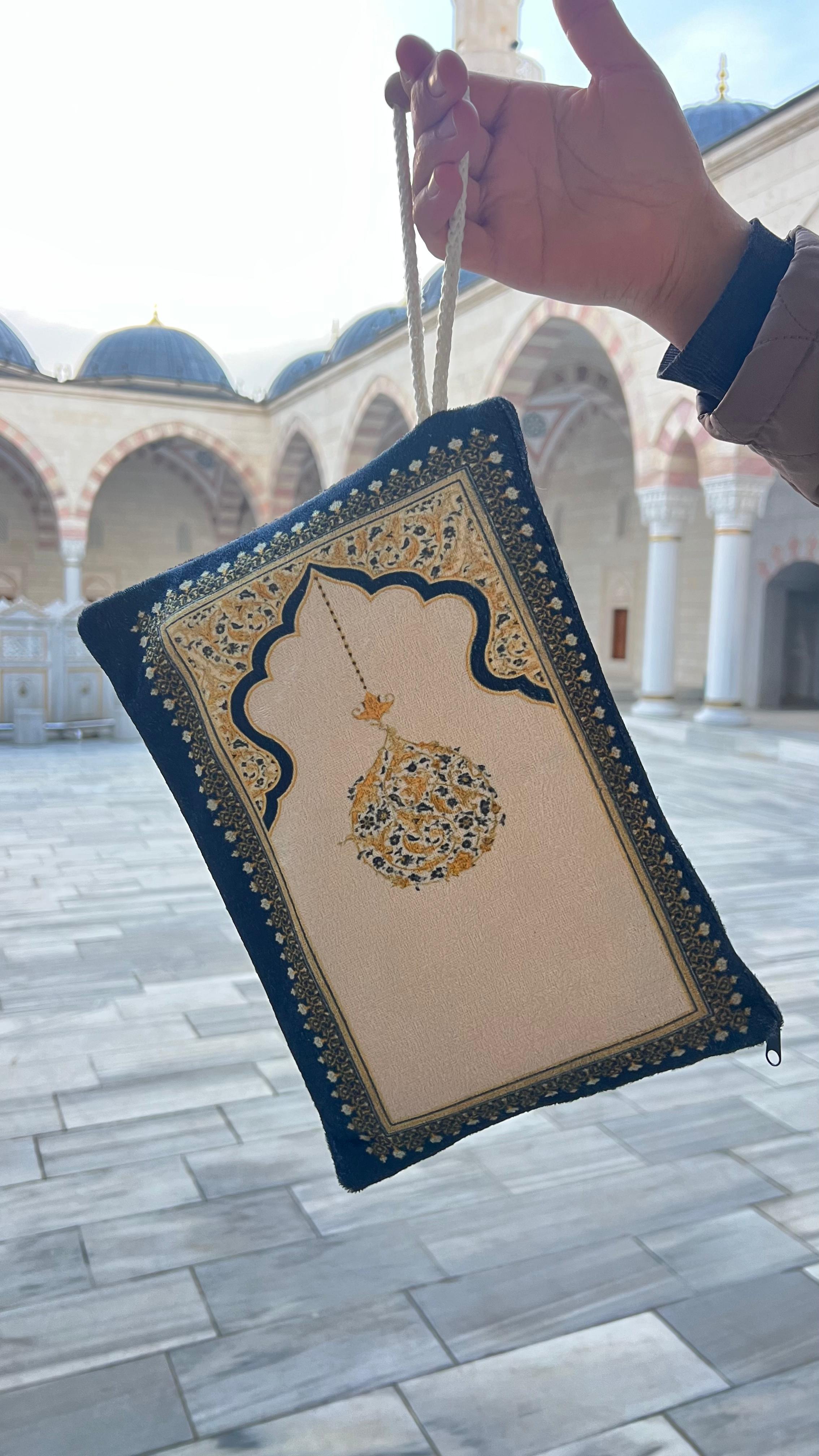 Osmanlı Selçuklu Motifli Çantalı Taşınabilir Seyahat Seccadesi İpeksi Kadife 