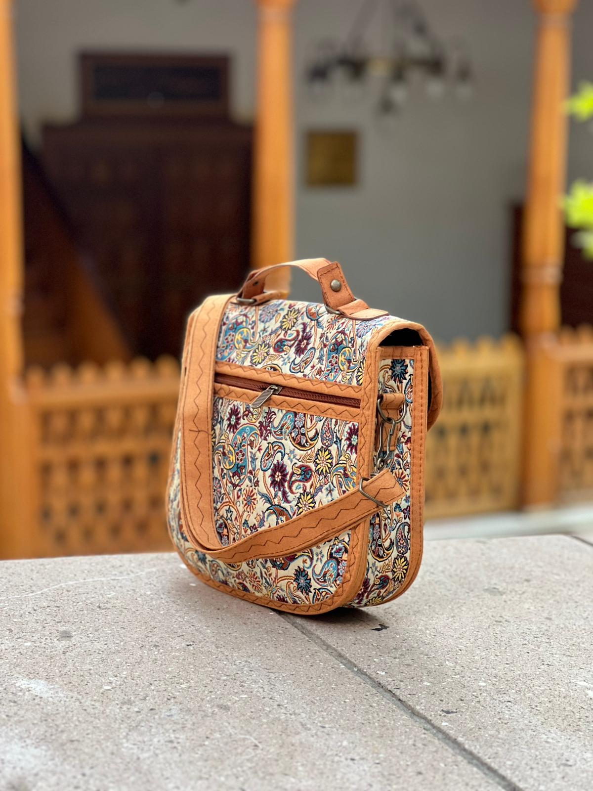 Kare Kalpli Cepli Kenarları El Yapımı Süet Deri Dokuma Etnik Desen Kumaş