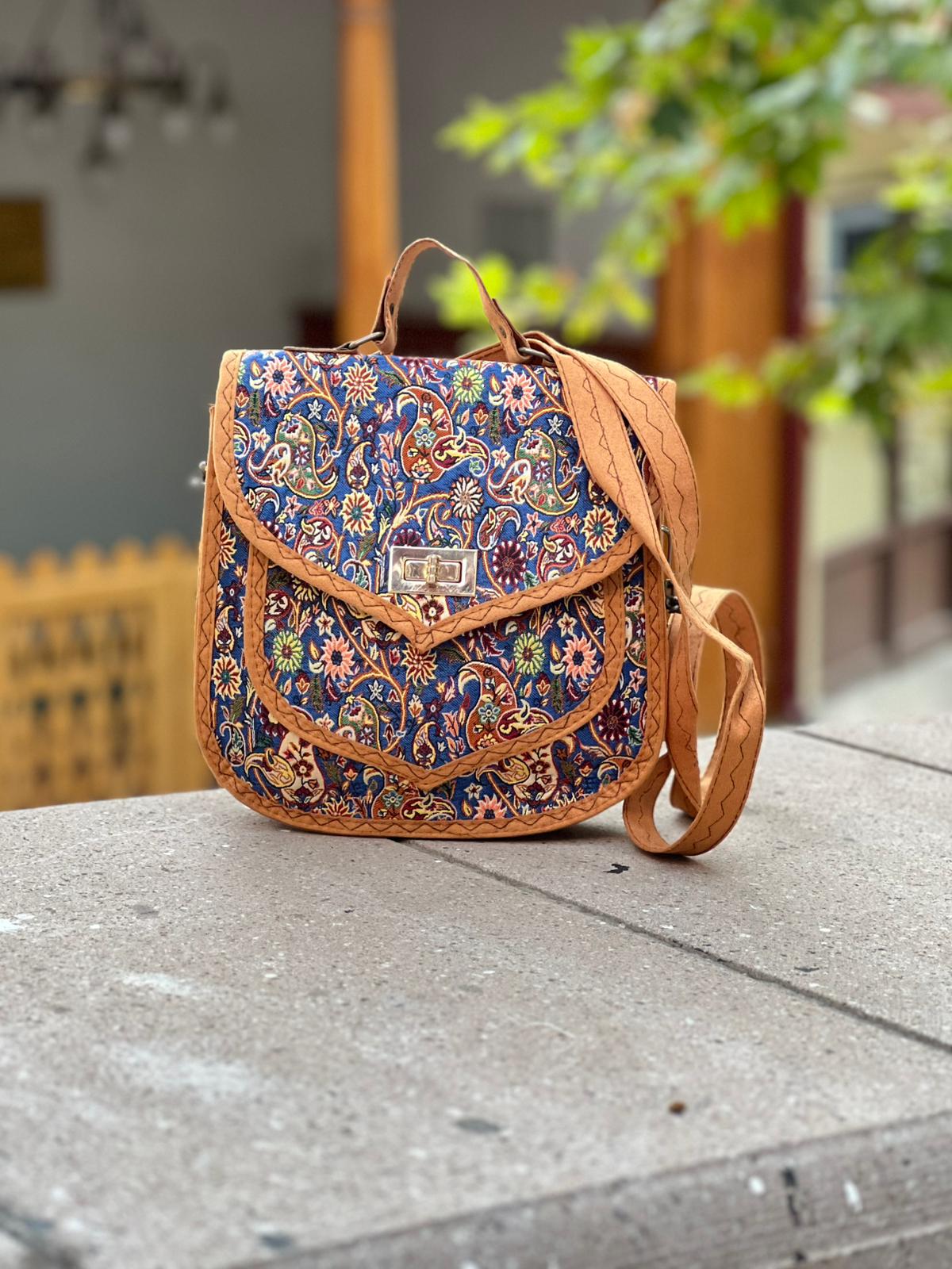 Kare Kalpli Cepli Kenarları El Yapımı Süet Deri Dokuma Etnik Desen Kumaş