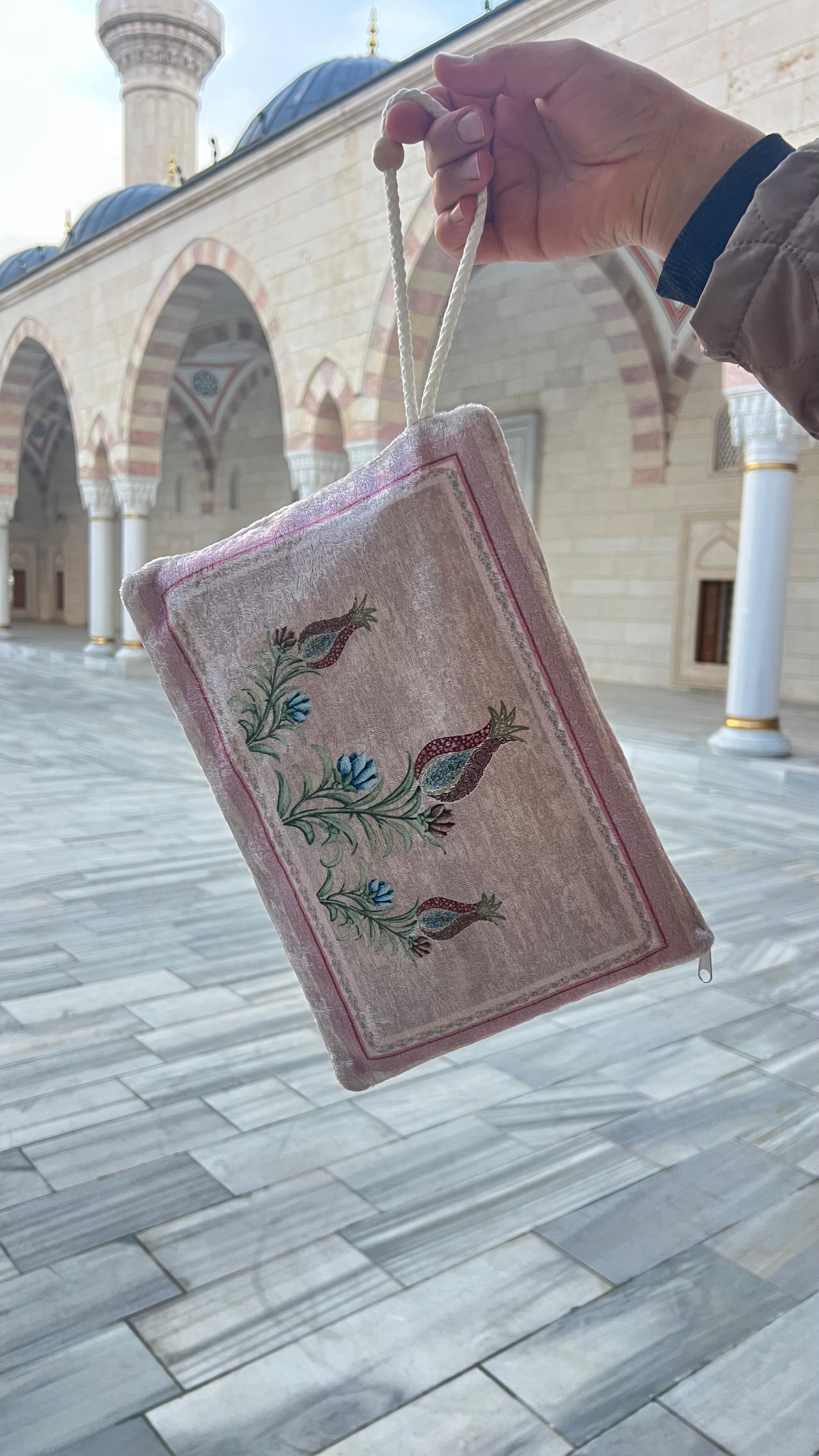 Osmanlı Lale Motifli Çantalı Taşınabilir İpeksi Kadife Seccade