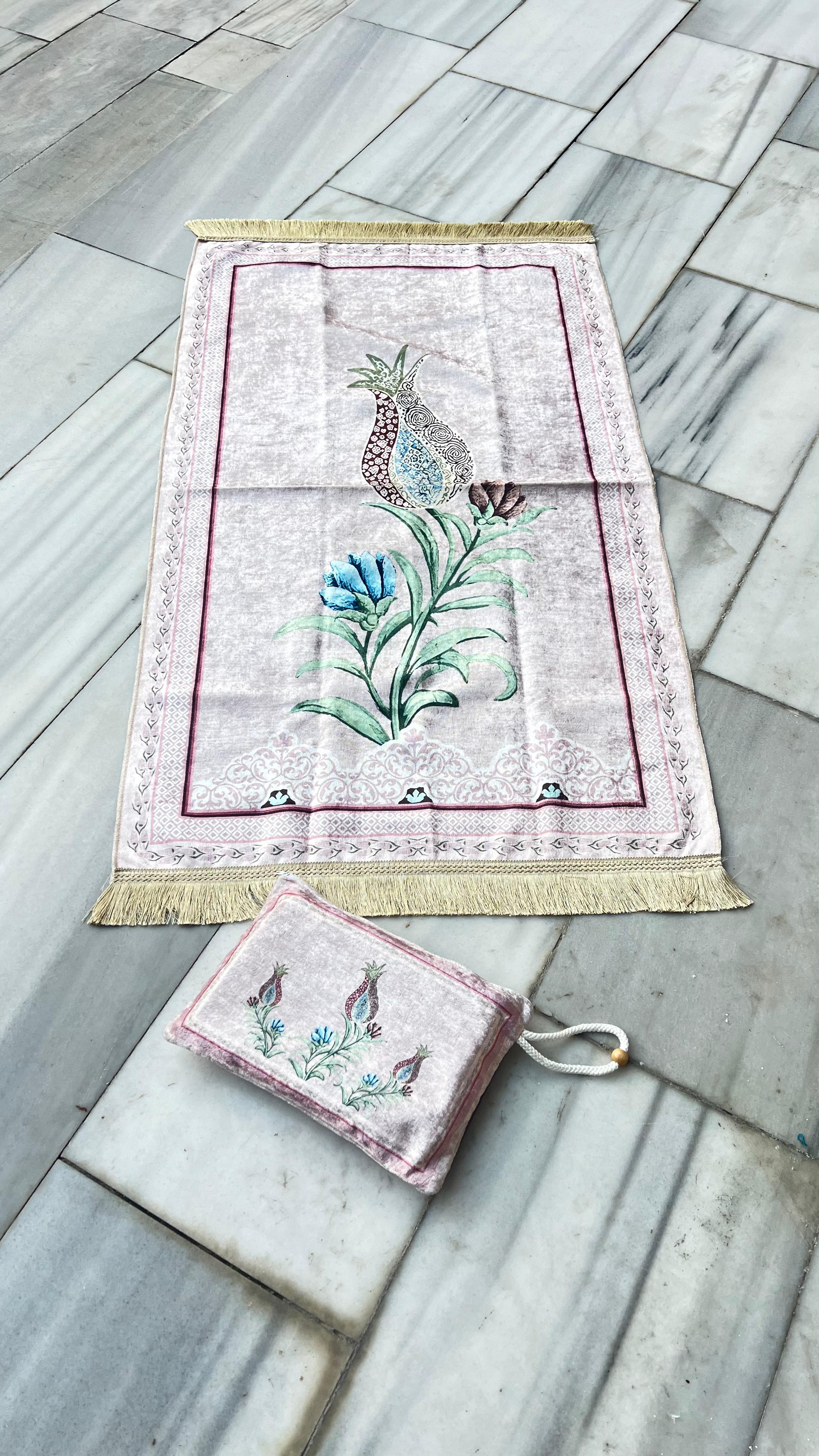 Osmanlı Lale Motifli Çantalı Taşınabilir İpeksi Kadife Seccade