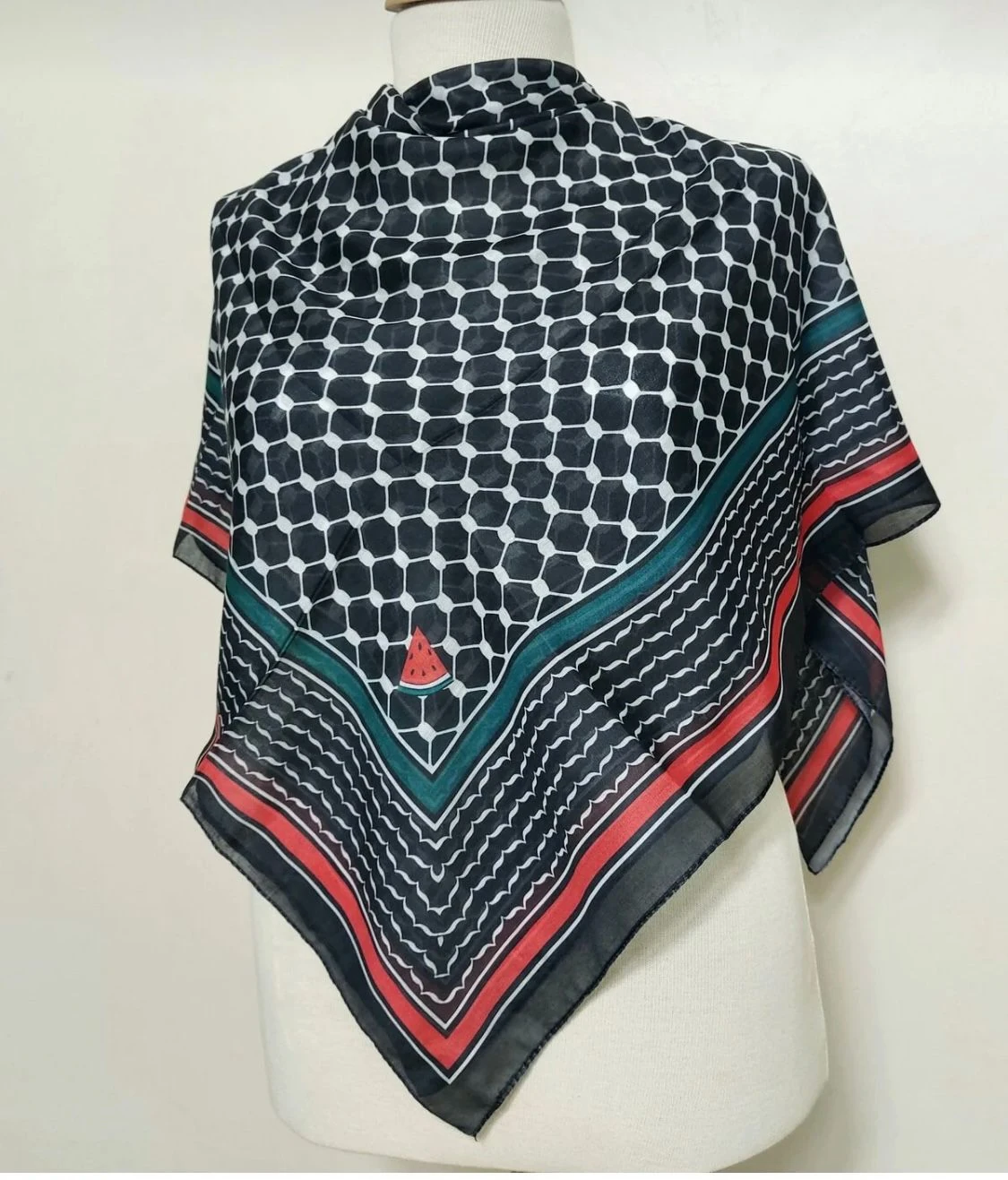 Siyah Karpuz Detaylı Keffiye Eşarp