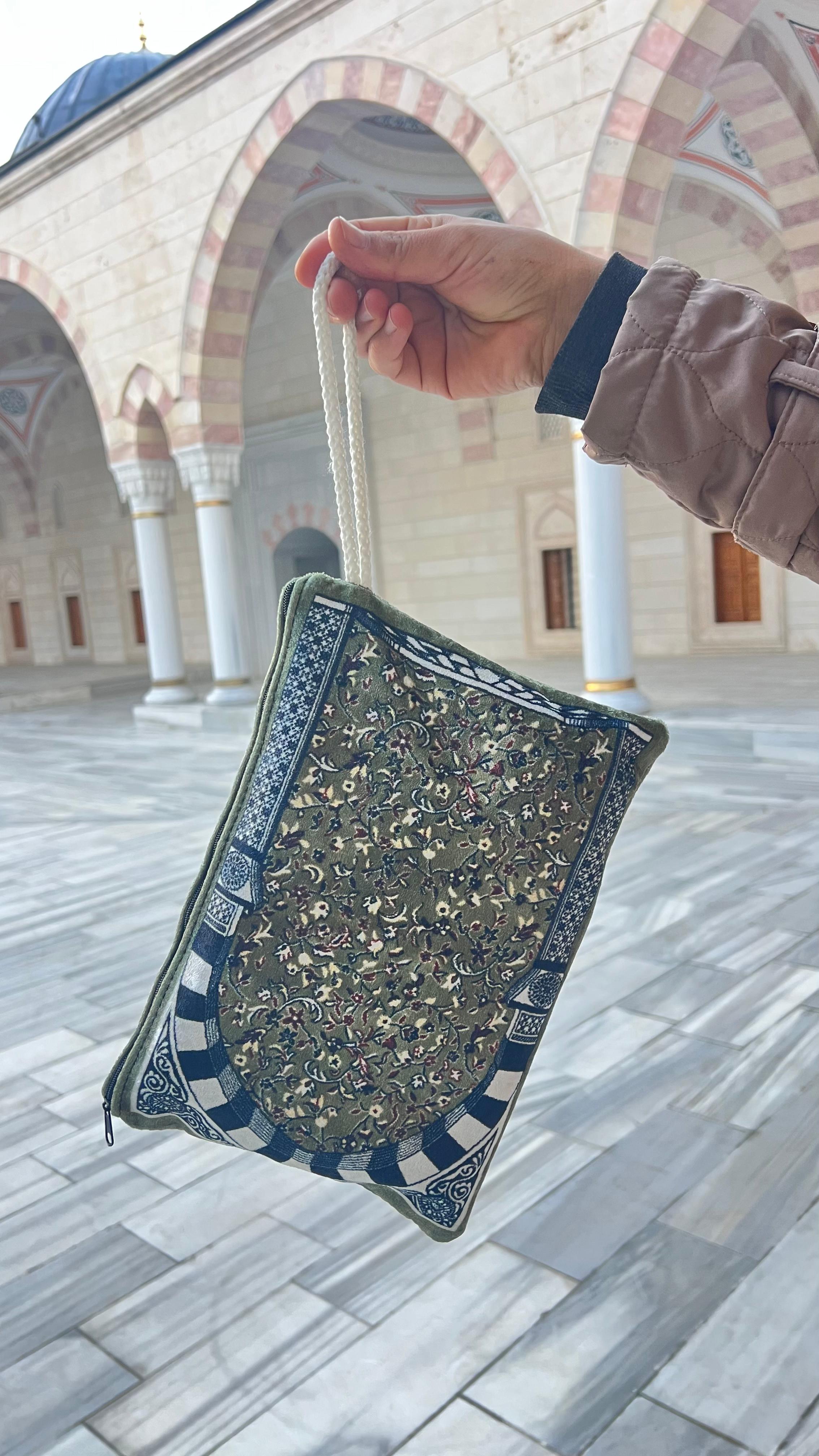 Ravza Halı Modelli Çantalı Taşınabilir İpeksi Kadife Seccade