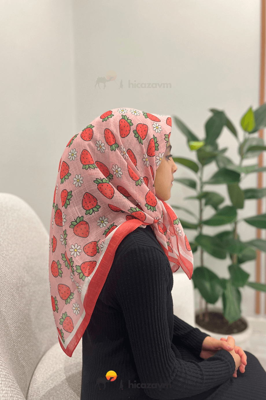 Pembe Şeritli Çilekli Başörtü