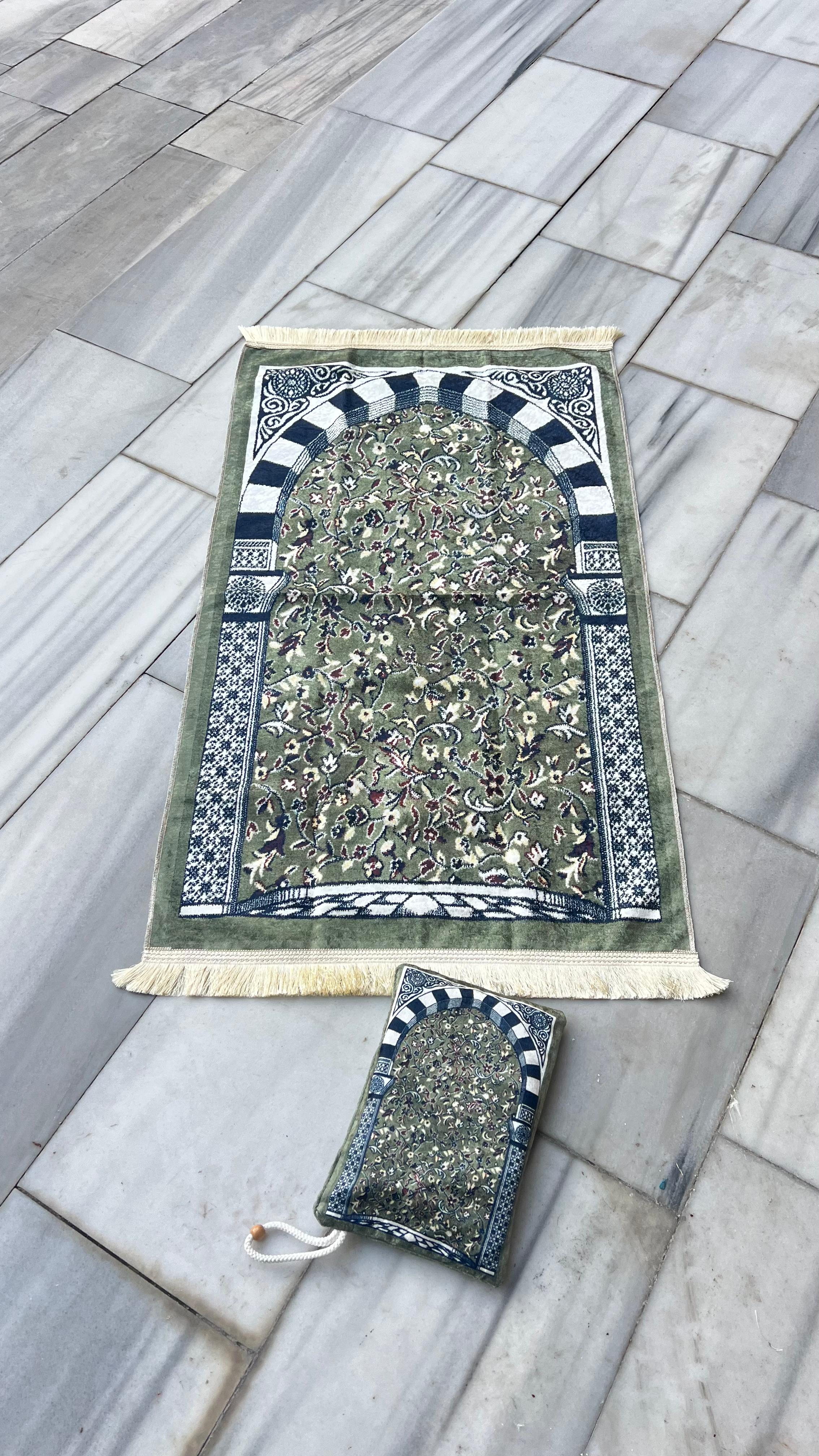 Ravza Halı Modelli Çantalı Taşınabilir İpeksi Kadife Seccade