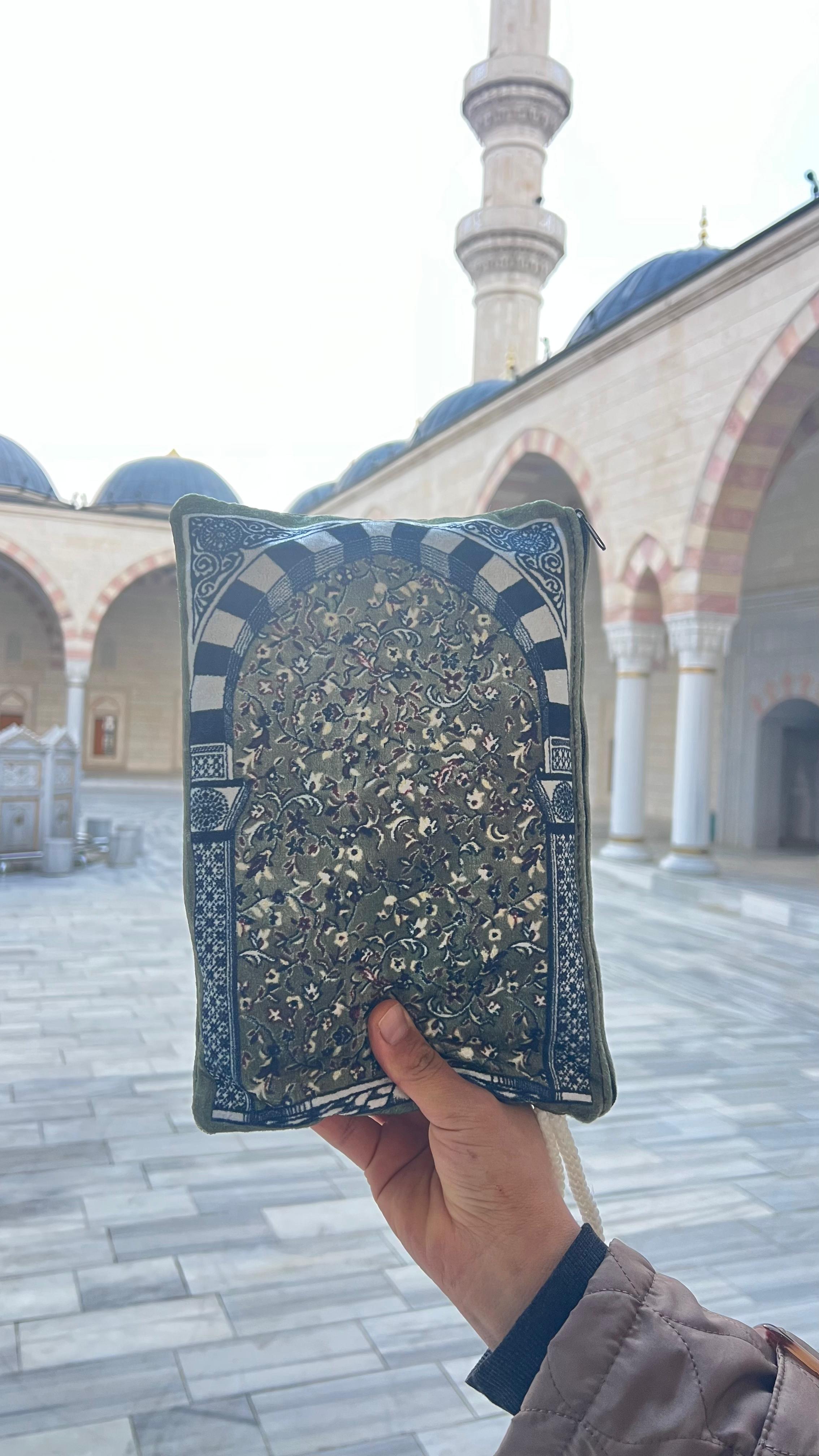 Ravza Halı Modelli Çantalı Taşınabilir İpeksi Kadife Seccade