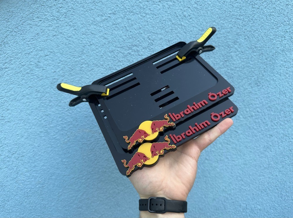 RED BULL SİYAH KİŞİYE ÖZEL İSİMLİ PLEKSİ MOTOR PLAKALIĞI 12X18 KÜÇÜK