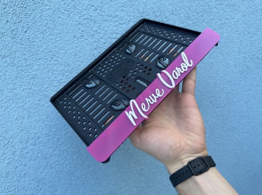 PEMBE KİŞİYE ÖZEL İSİMLİ PLEKSİ MOTOR PLAKALIĞI