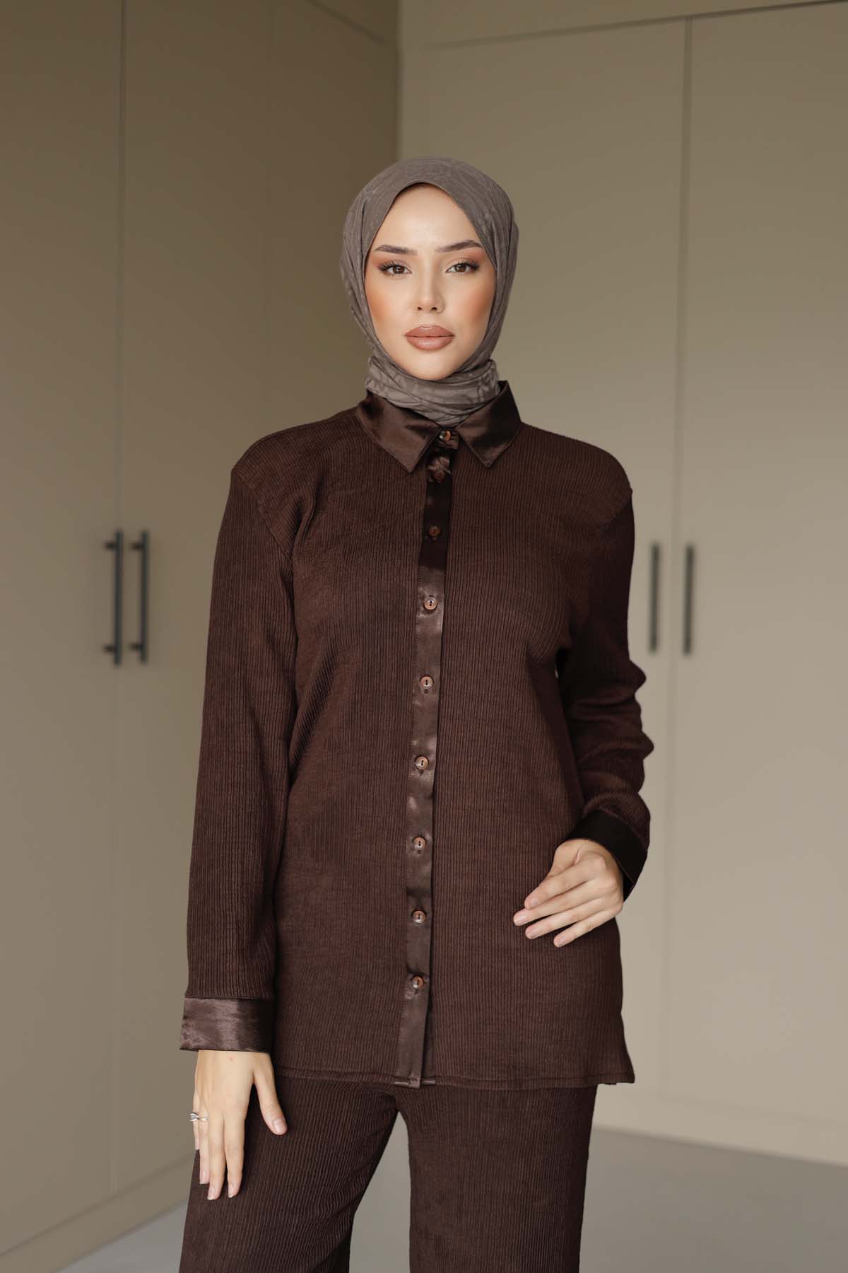 Düğmeli Saten Yakalı Gömlek