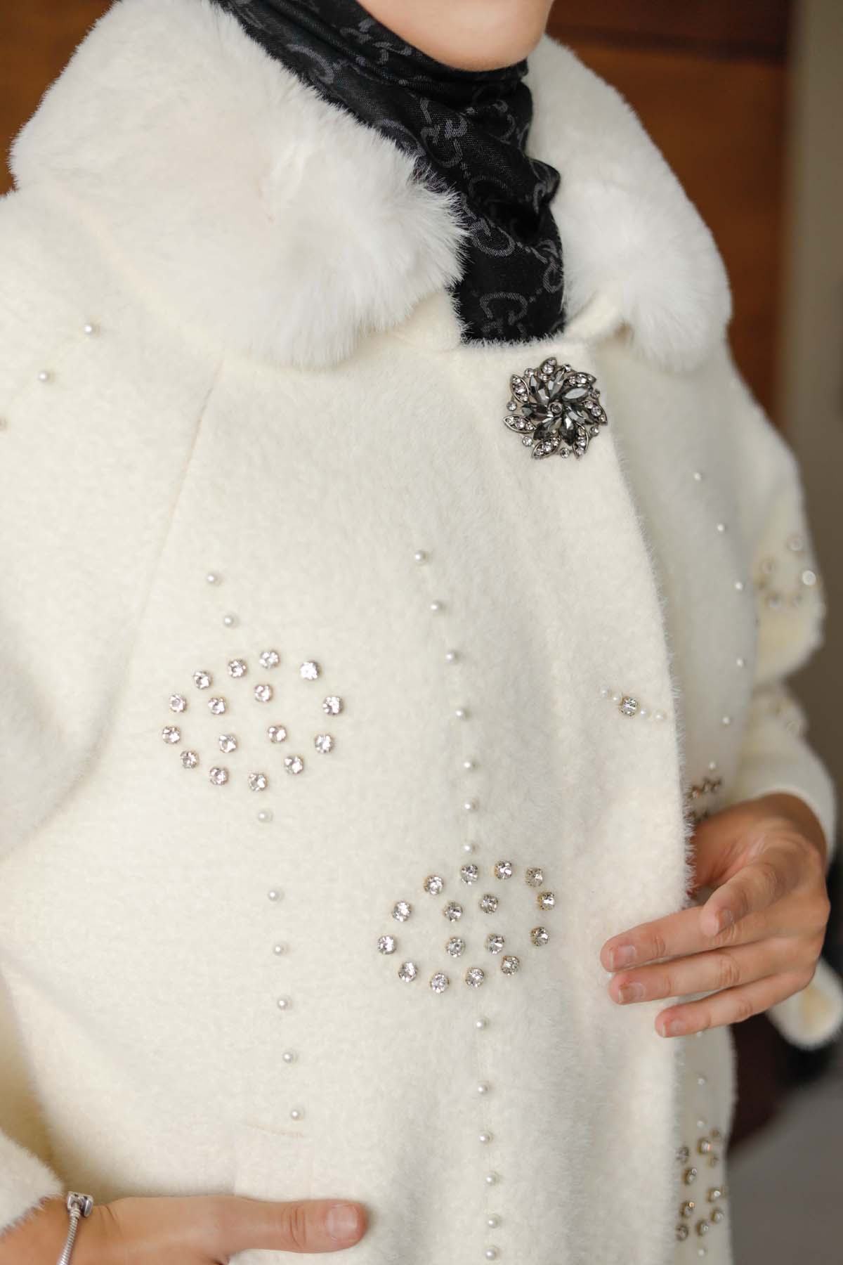Angora  Yakası Kürklü Taş Detaylı  Hırka