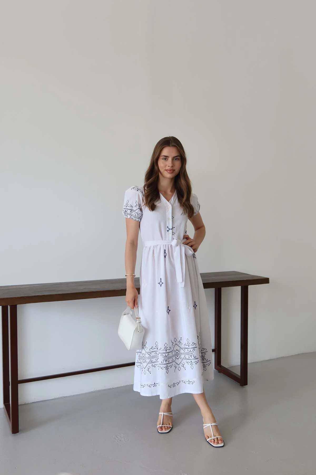 NAKIŞLI KISA KOLLU ELBİSE