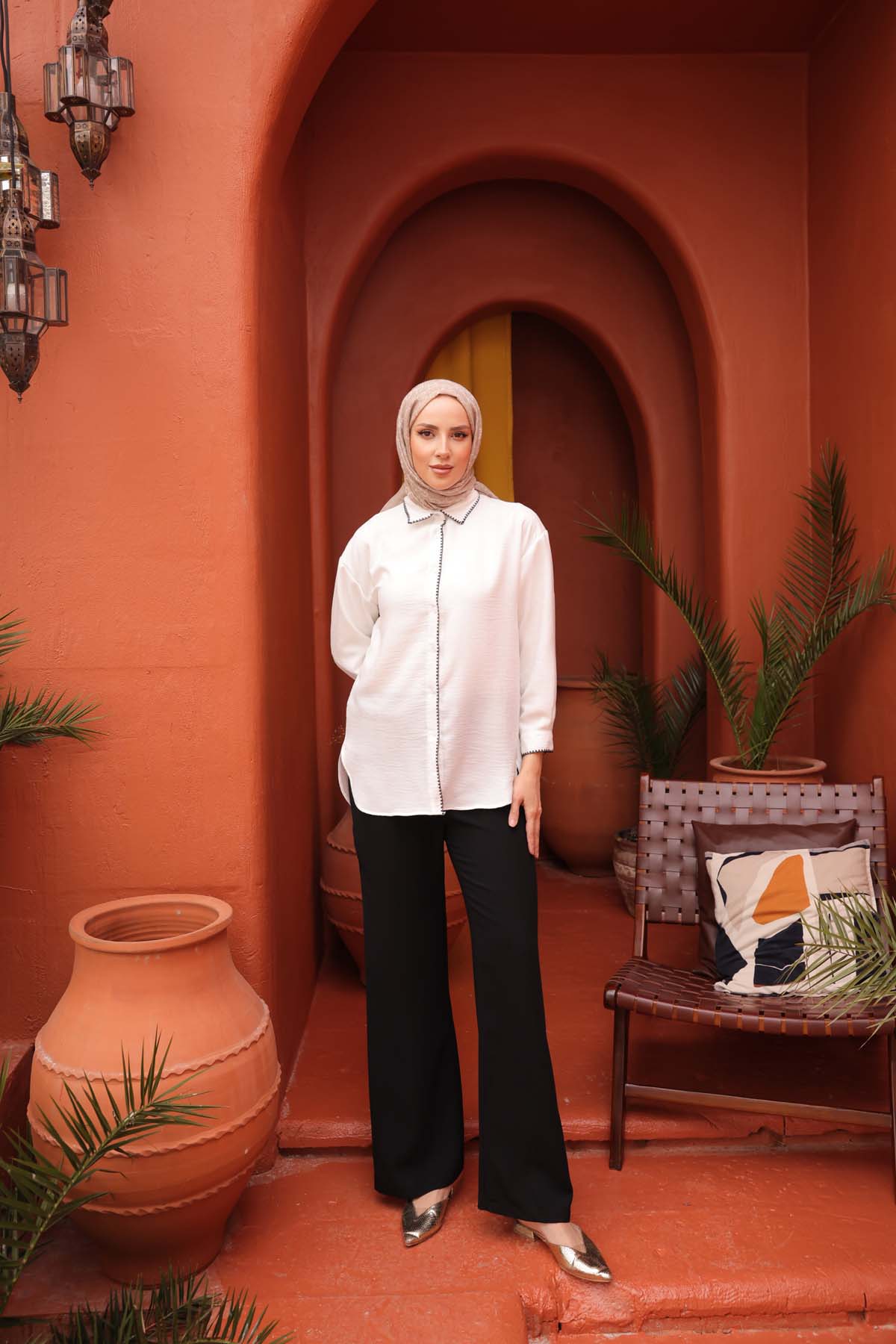 Bandı Tek Sıra İstiridye Nakışlı Gömlek