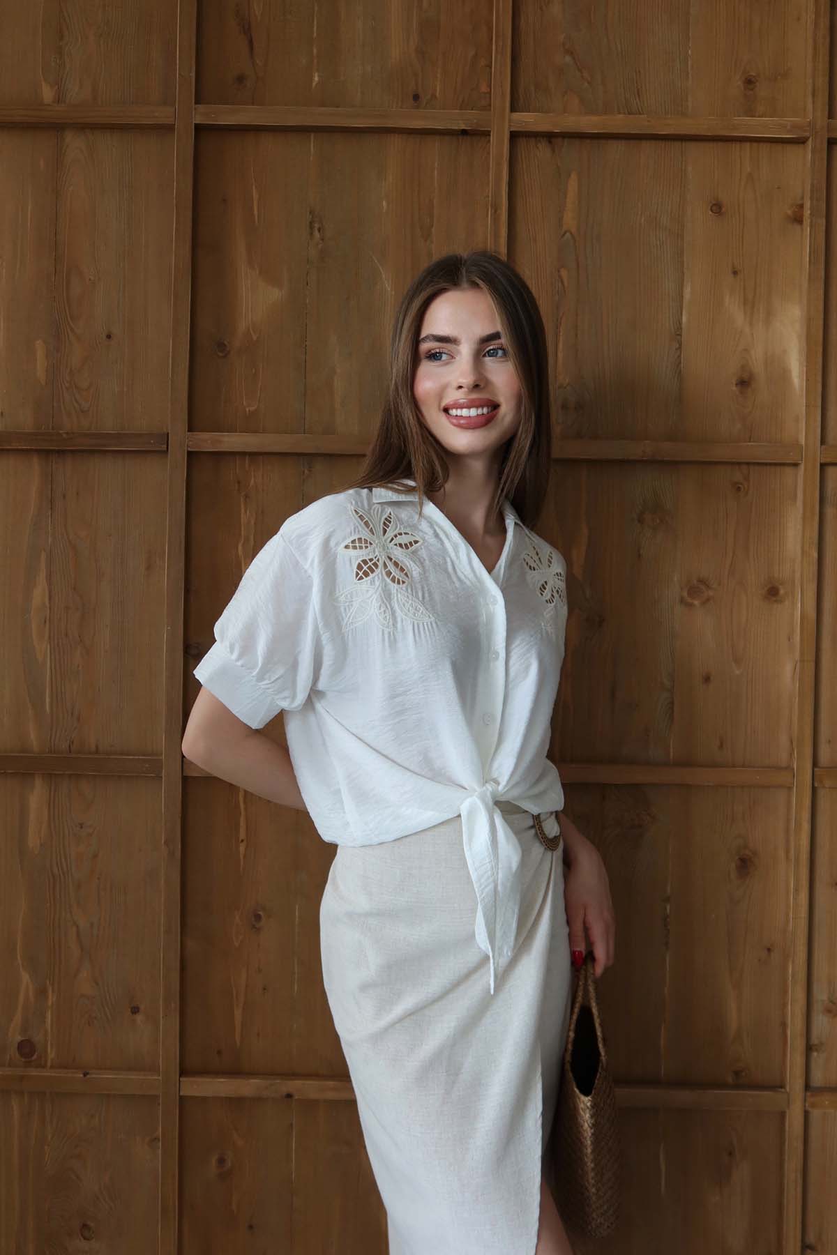 KISA KOLLU GÜPÜRLÜ GÖMLEK