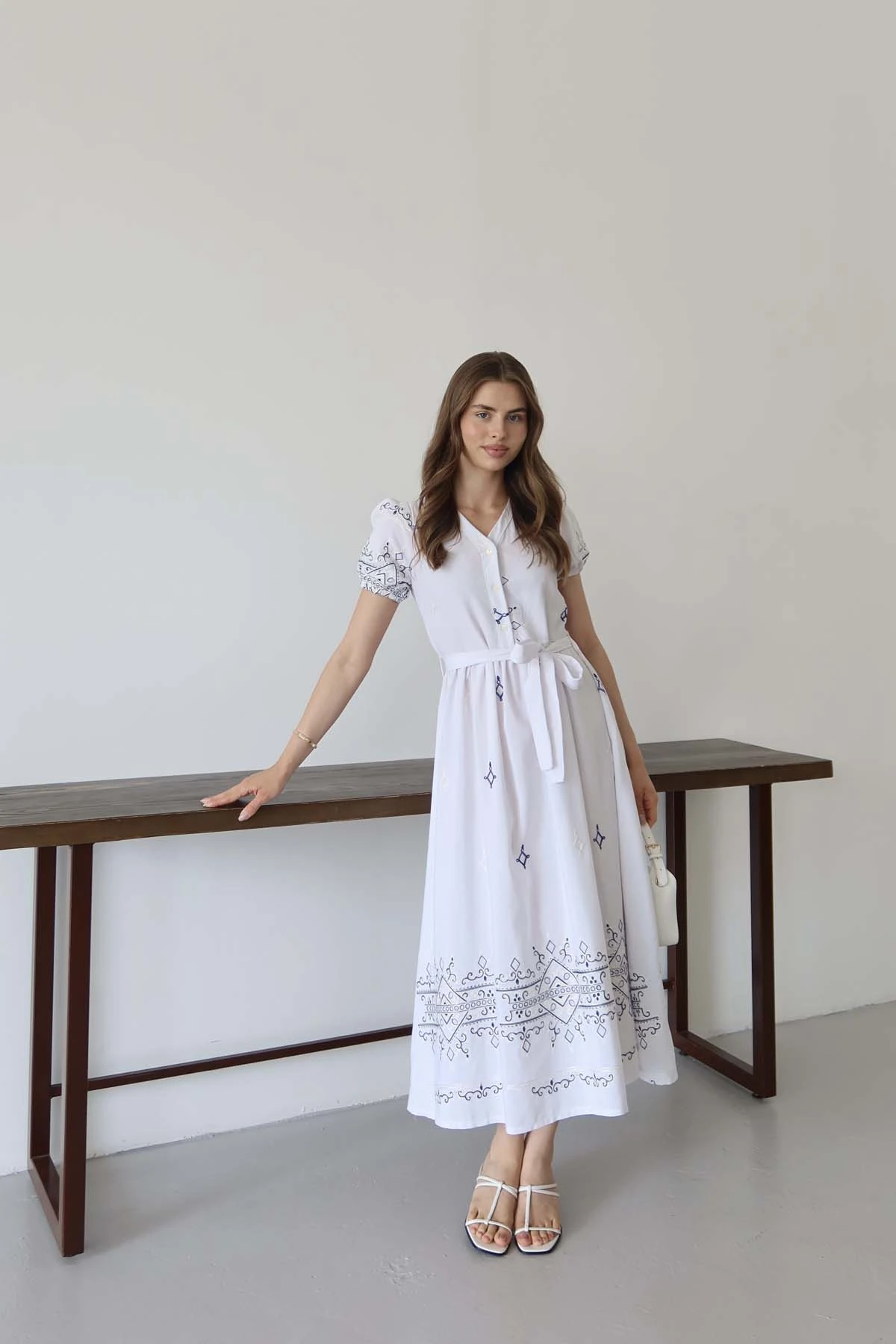 NAKIŞLI KISA KOLLU ELBİSE