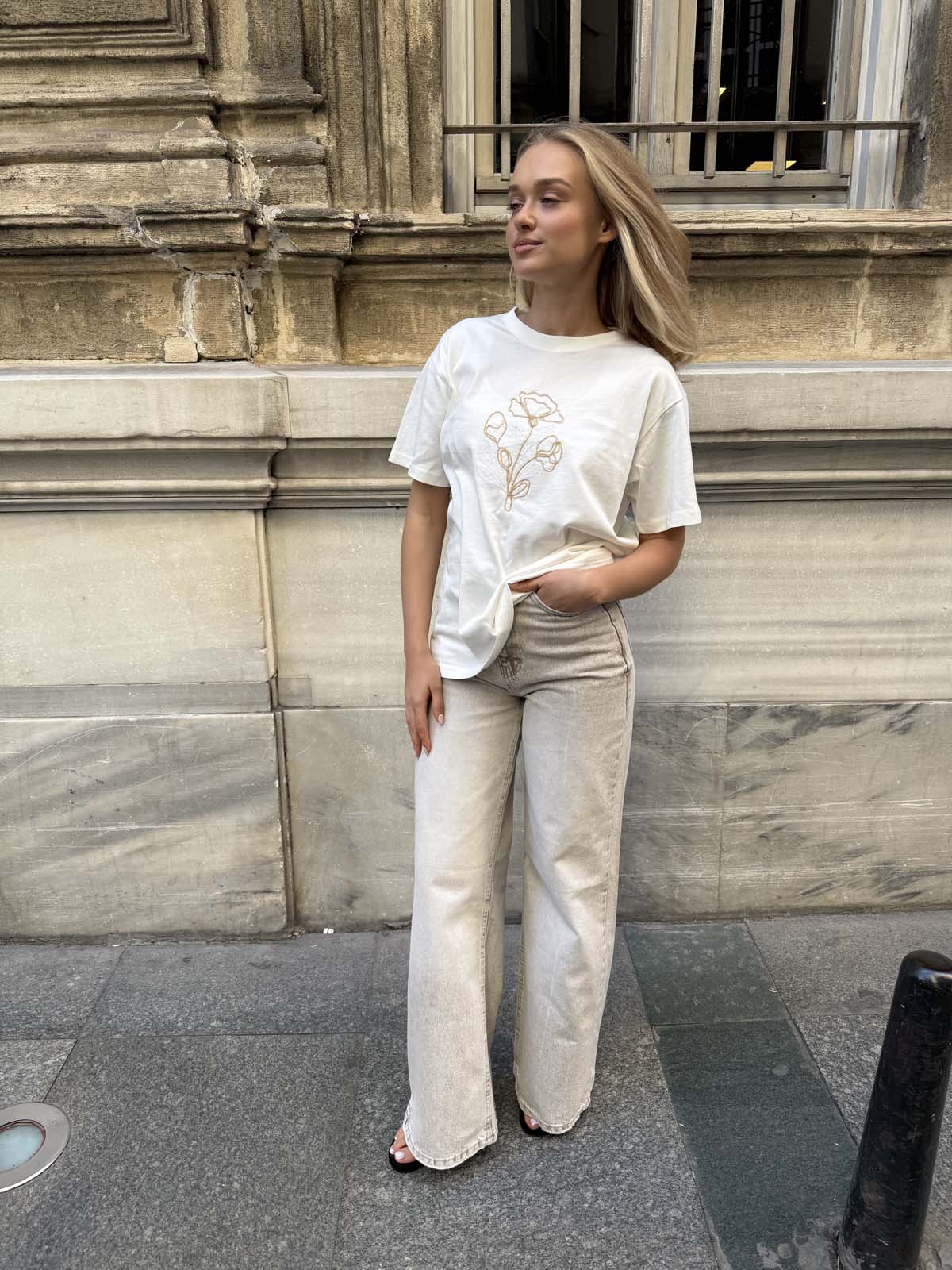 MİLANO KALIP ZİNCİRLİ GÜLLÜ TİŞÖRT