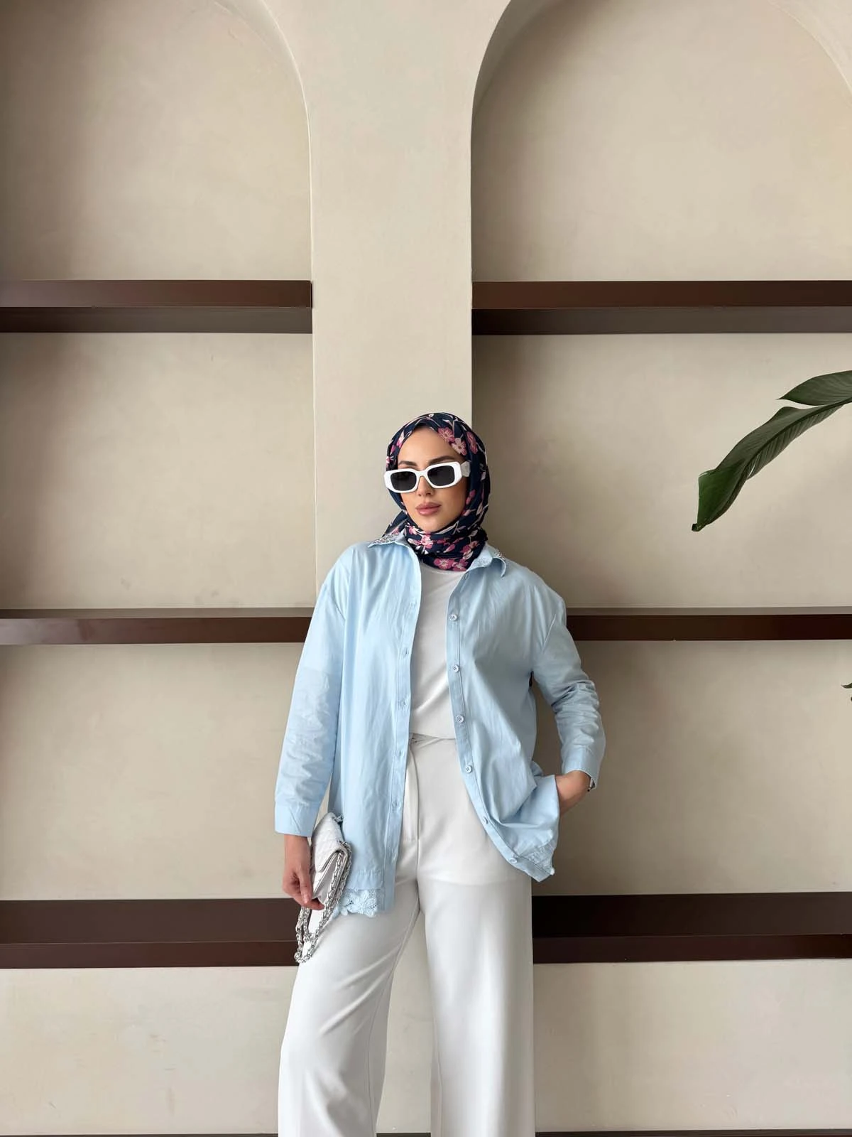 Yakası  Taşlı  Eteği Dantel  Gömlek