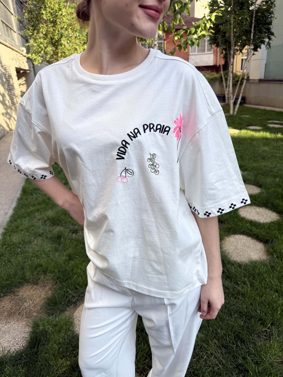 OSAKA KALIP ÖNÜÇİÇEKLİ VE KOLLARI NAKIŞLI TİŞÖRT