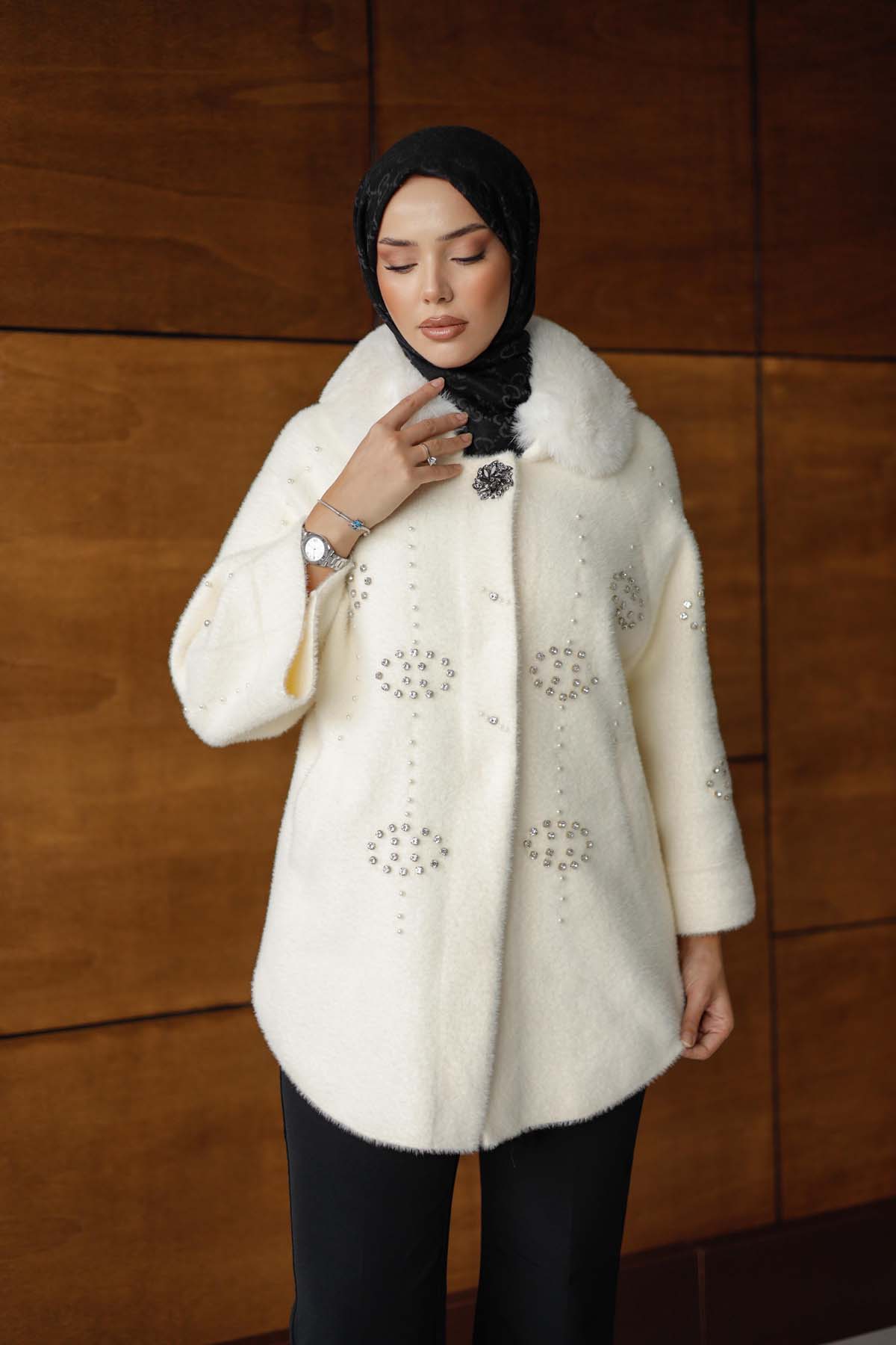 Angora  Yakası Kürklü Taş Detaylı  Hırka