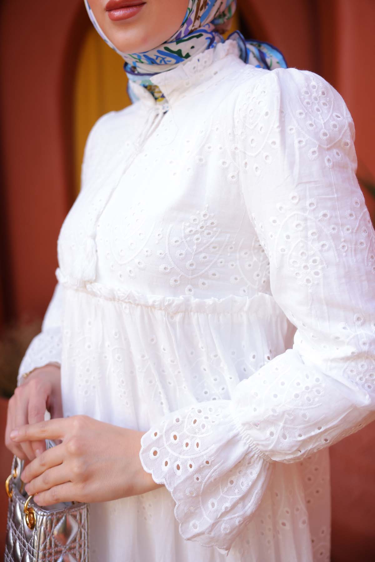 Önü Bağcıklı Brode Uzun Elbise