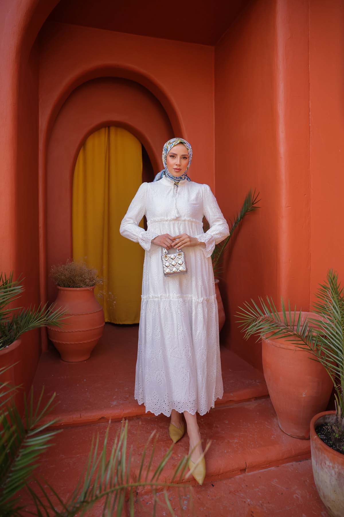 Önü Bağcıklı Brode Uzun Elbise