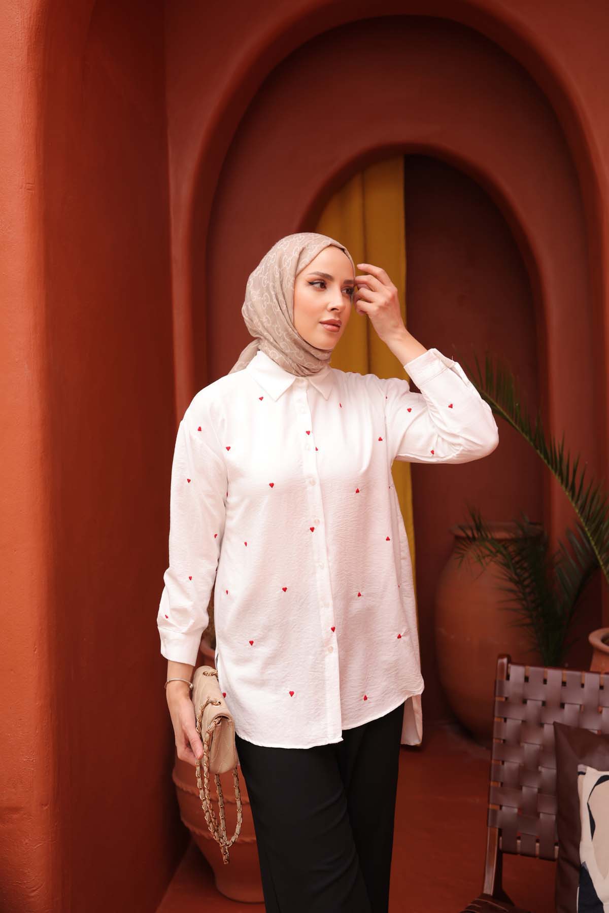 Renkli Papatya Nakışlı Gömlek