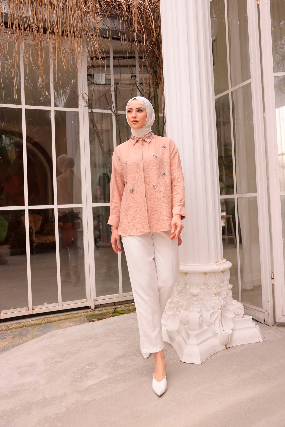 Önü ve Yakası Taşlı Gömlek