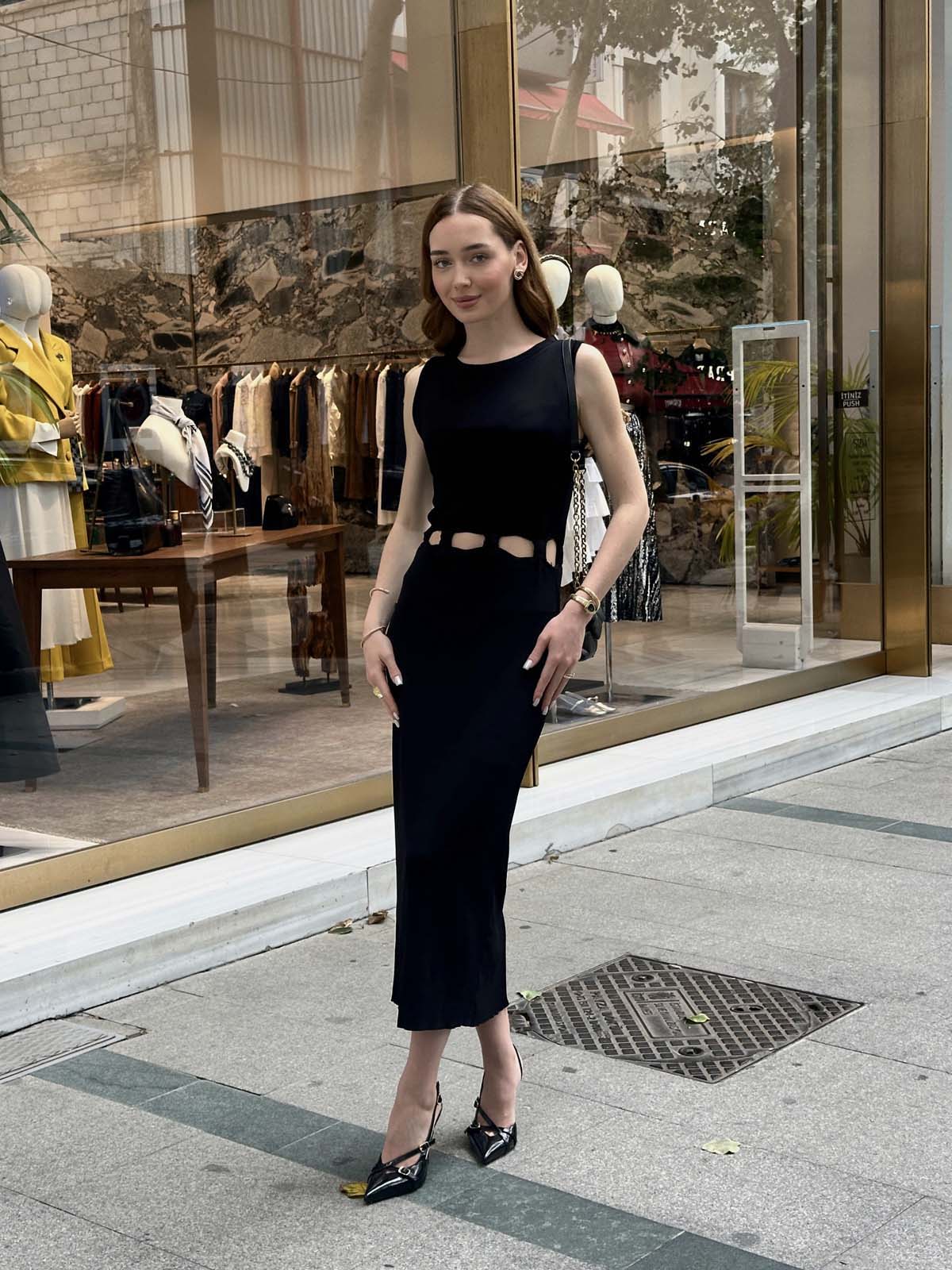 Beli Pencereli Kolsuz Uzun Elbise