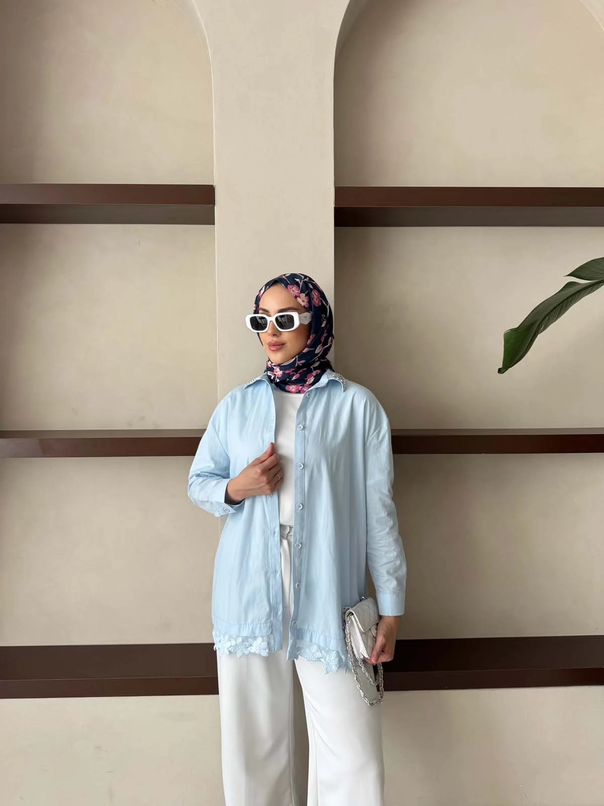 Yakası  Taşlı  Eteği Dantel  Gömlek