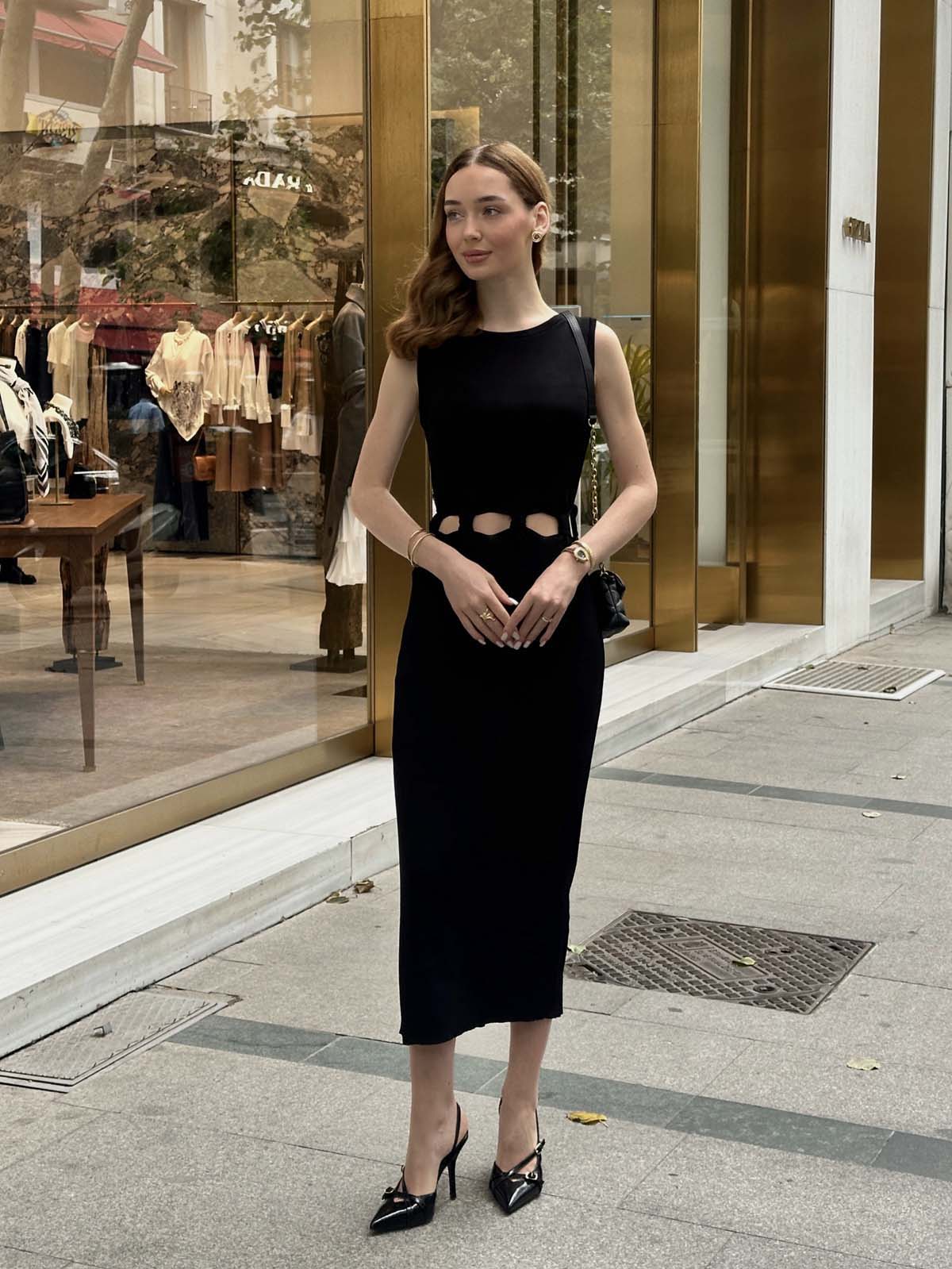 Beli Pencereli Kolsuz Uzun Elbise