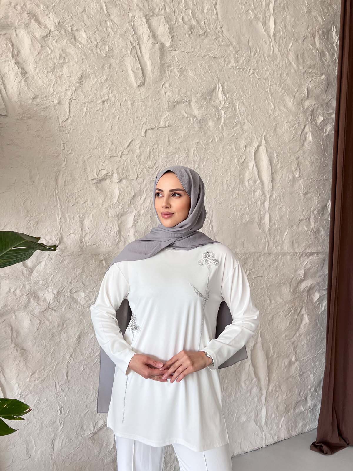 Çiçek Desenli  Taşlı Takma Kol Tunik