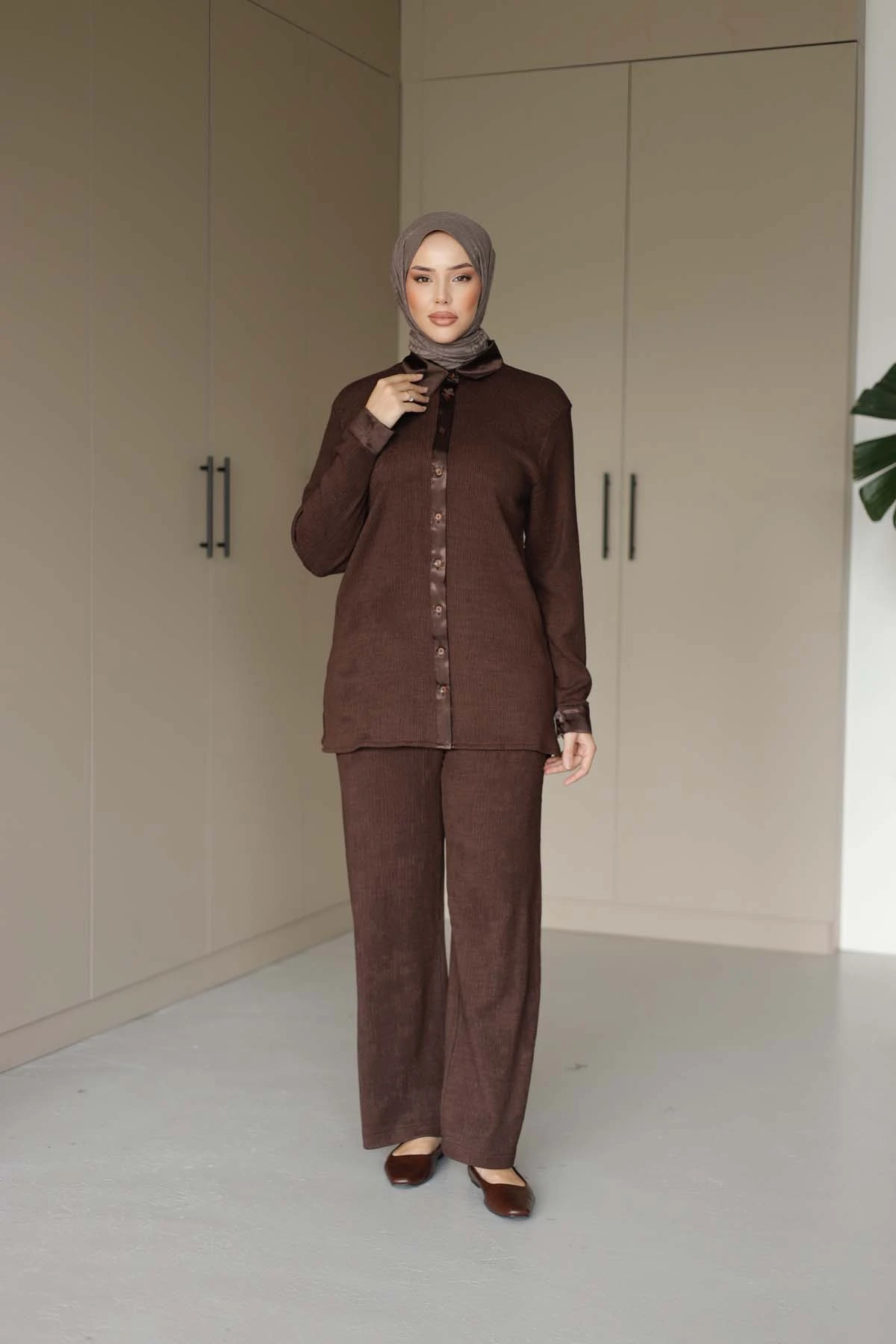 Düğmeli Saten Yakalı Gömlek