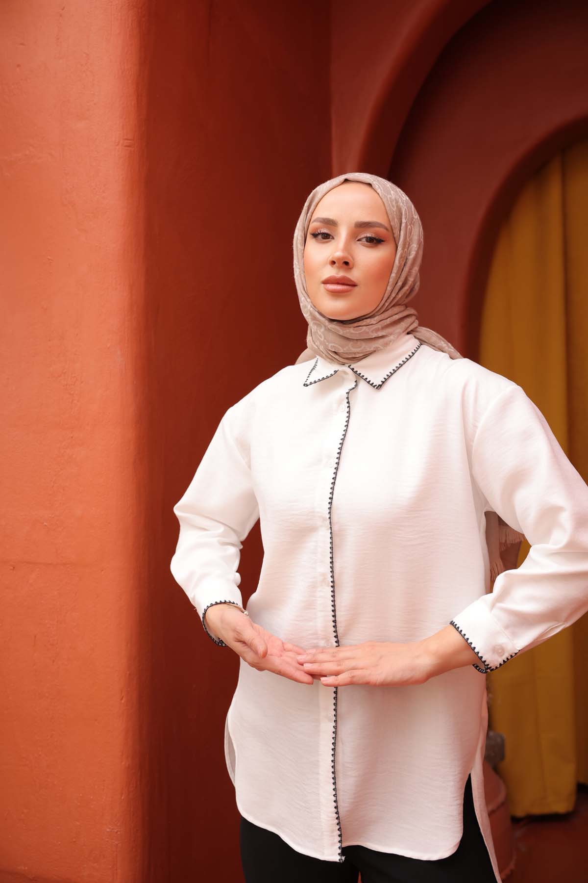 Bandı Tek Sıra İstiridye Nakışlı Gömlek