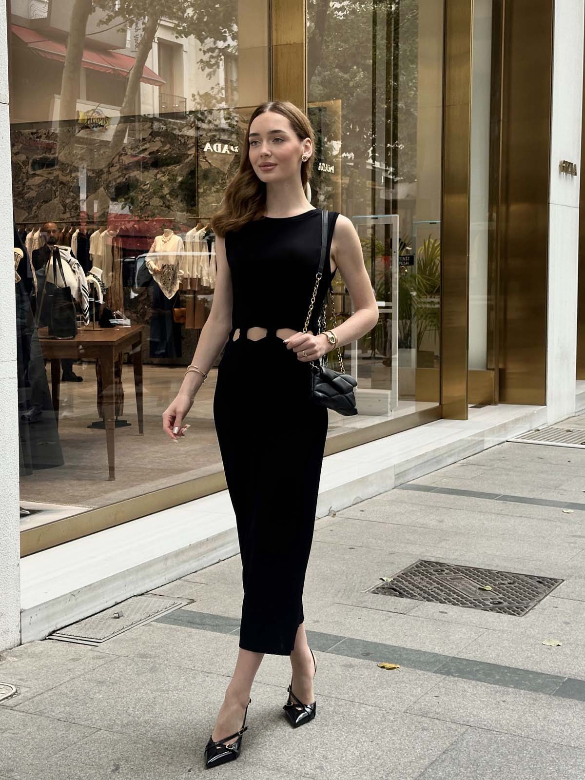 Beli Pencereli Kolsuz Uzun Elbise