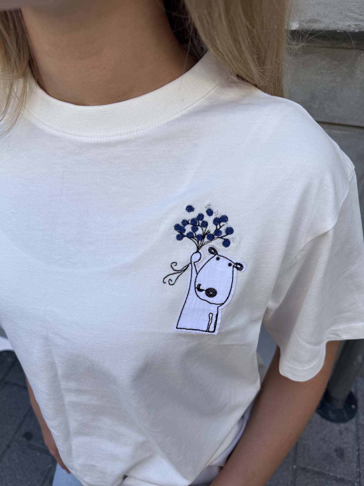 MİLANO KÖPEKLİ NAKIŞLI TİŞÖRT