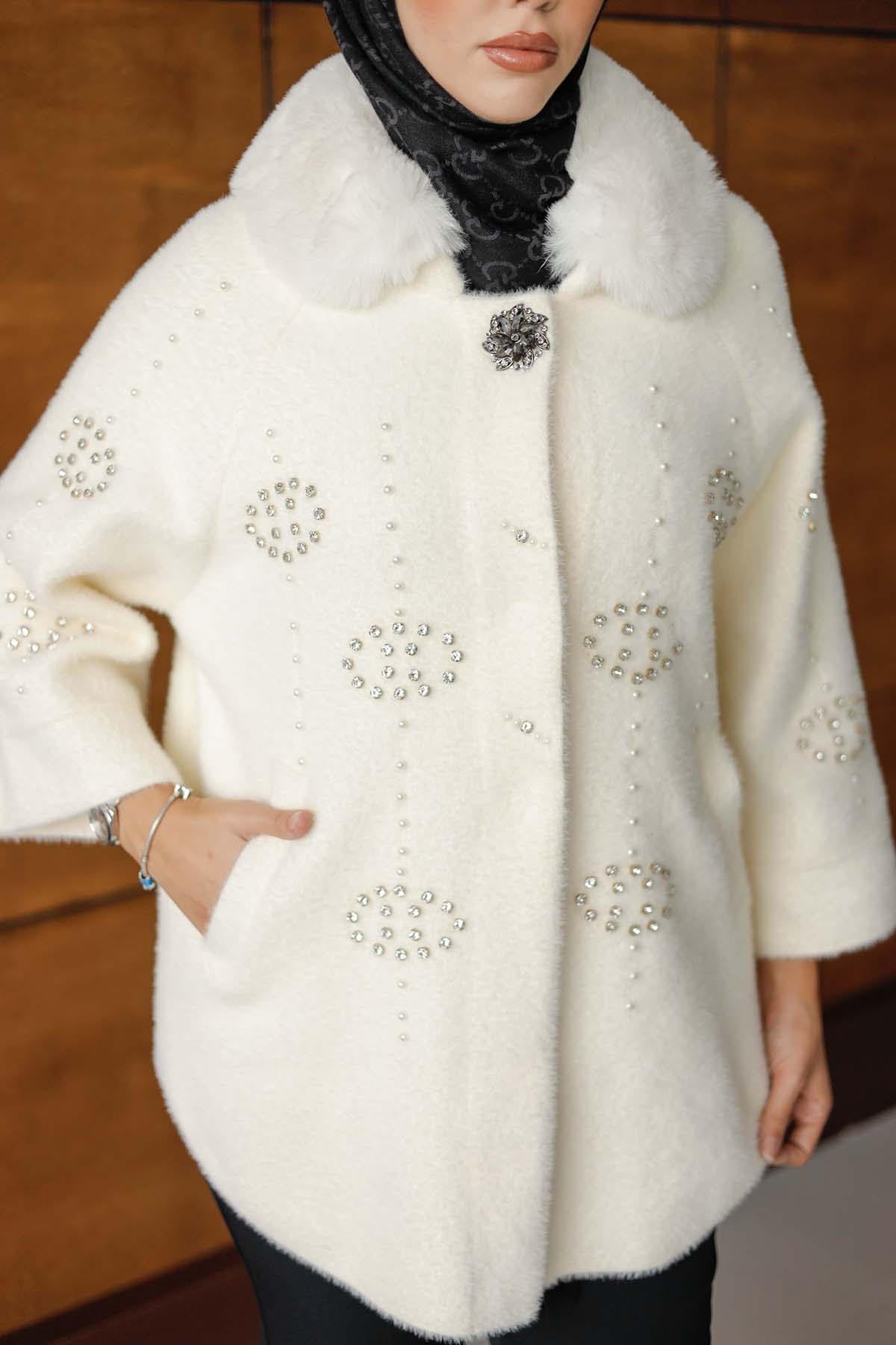 Angora  Yakası Kürklü Taş Detaylı  Hırka