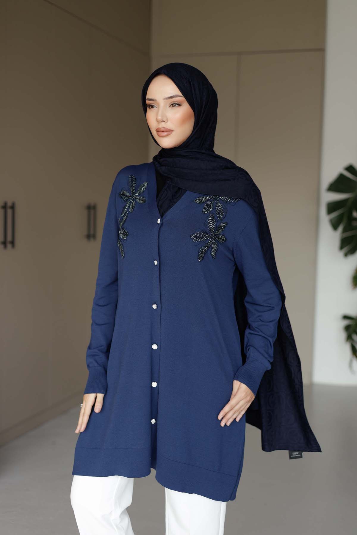 Çiçekli Düğmeli Uzun Hırka