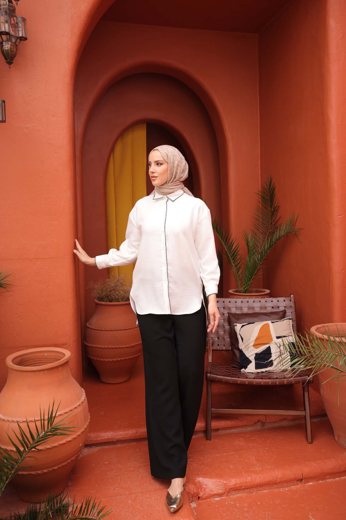 Bandı Tek Sıra İstiridye Nakışlı Gömlek