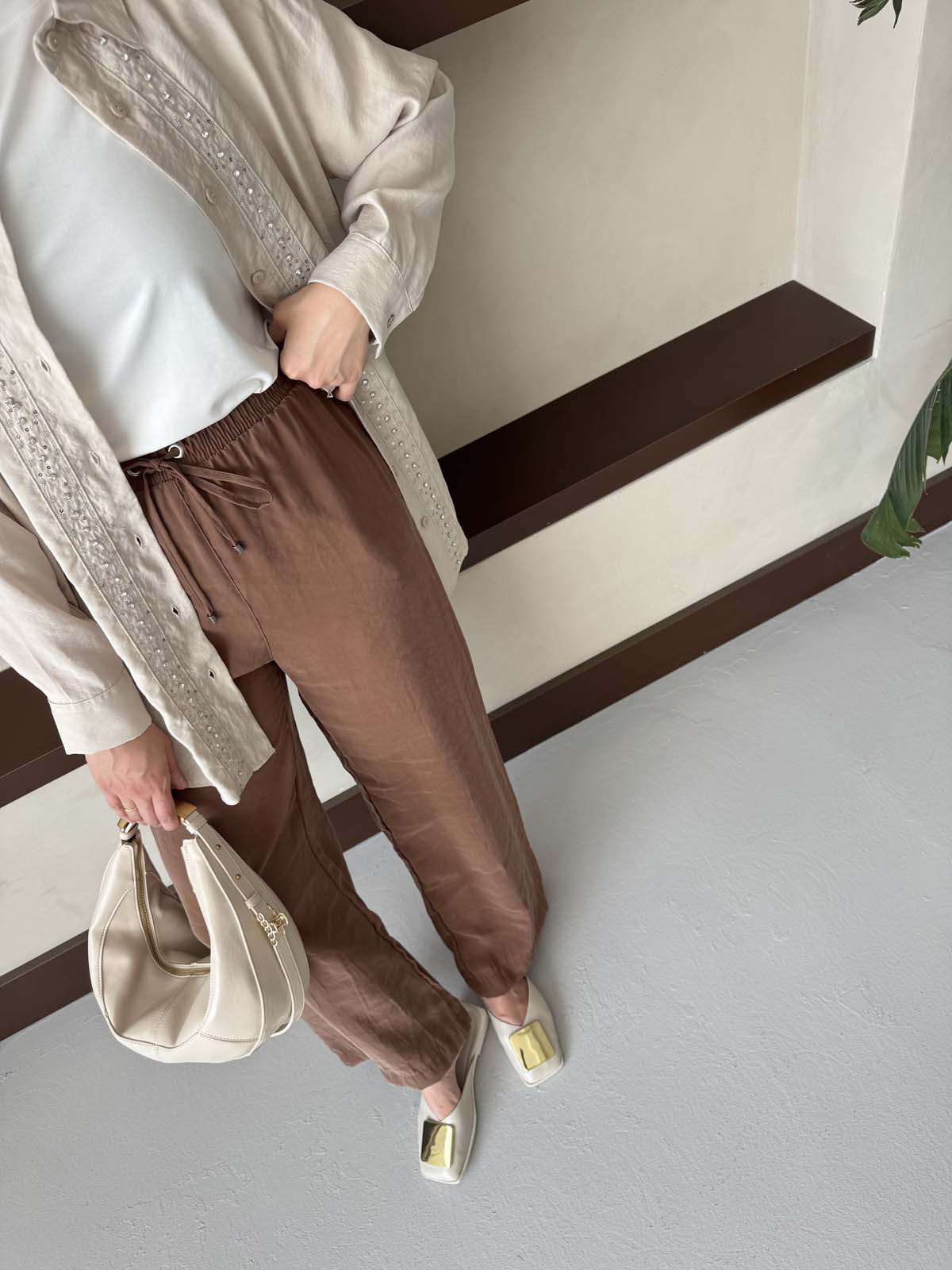 ÖNÜ ŞERİT APLİKELİ GÖMLEK