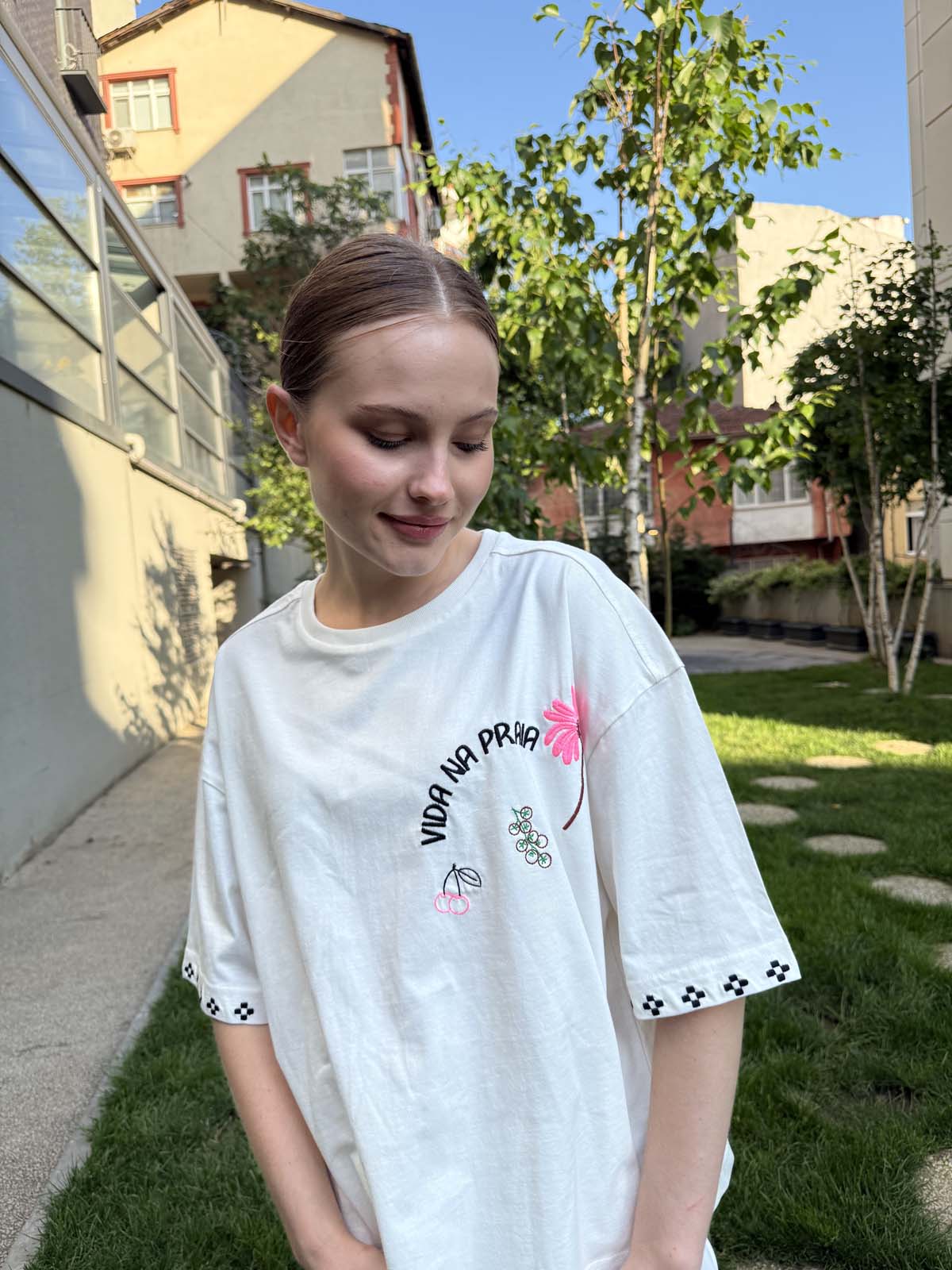 OSAKA KALIP ÖNÜÇİÇEKLİ VE KOLLARI NAKIŞLI TİŞÖRT