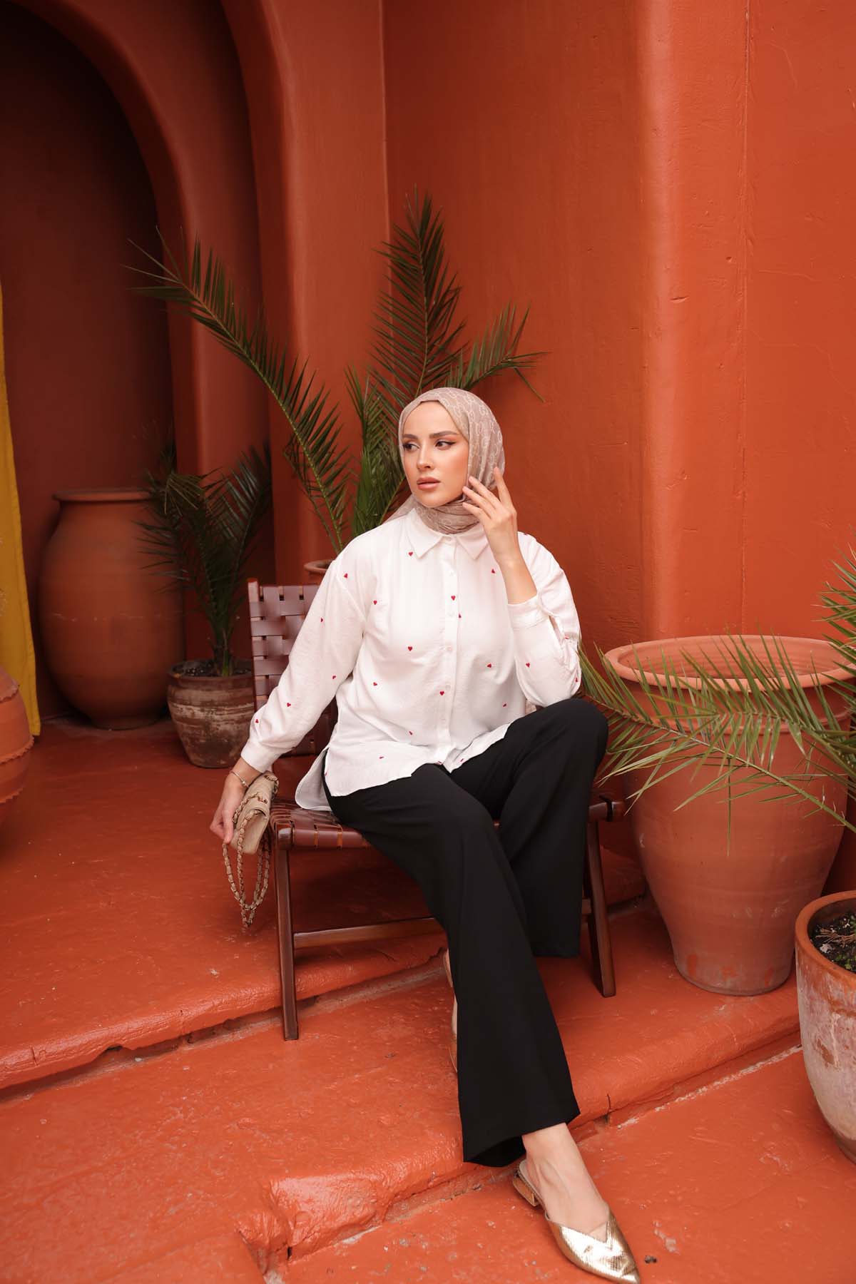 Renkli Papatya Nakışlı Gömlek