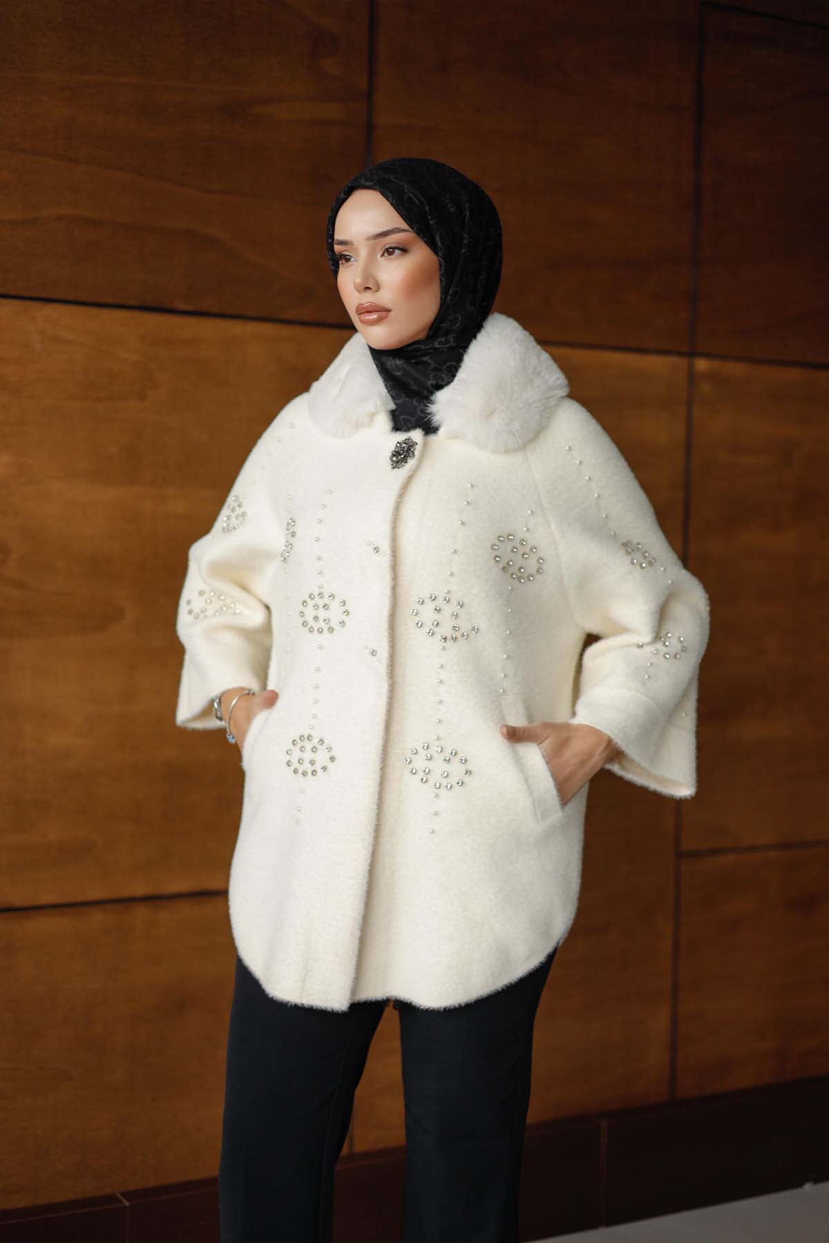Angora  Yakası Kürklü Taş Detaylı  Hırka