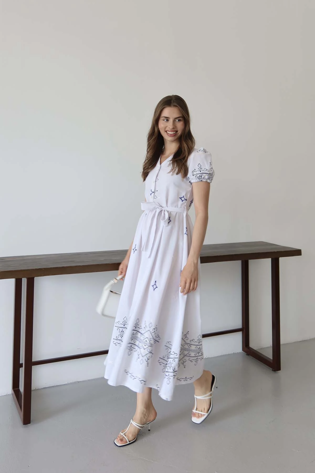 NAKIŞLI KISA KOLLU ELBİSE