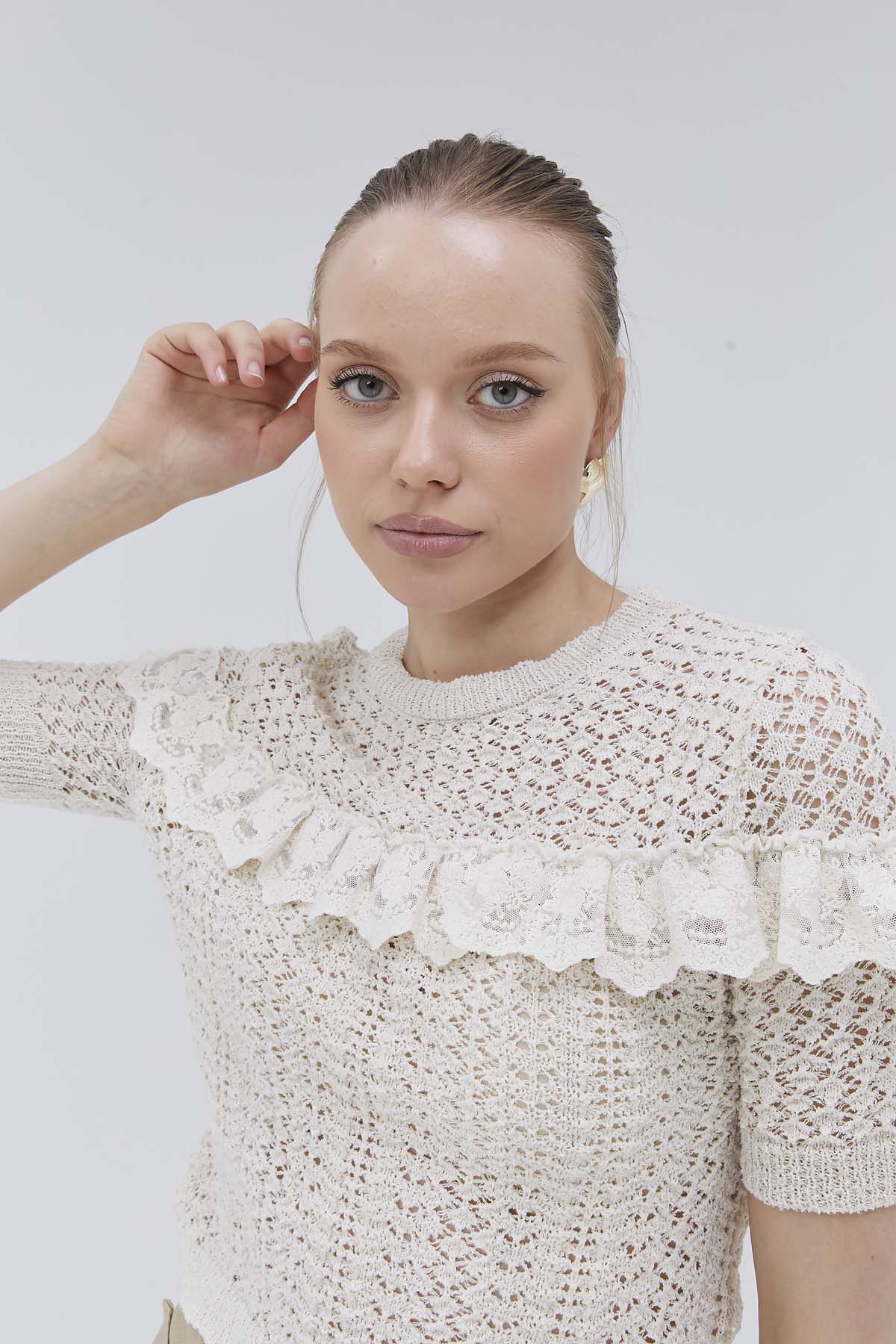 Kolları Ve Önü Dantelli Kısa Kazak