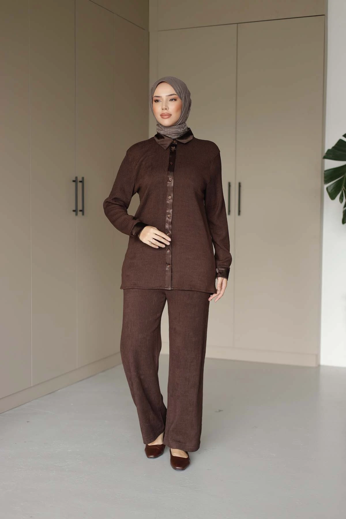 Düğmeli Saten Yakalı Gömlek