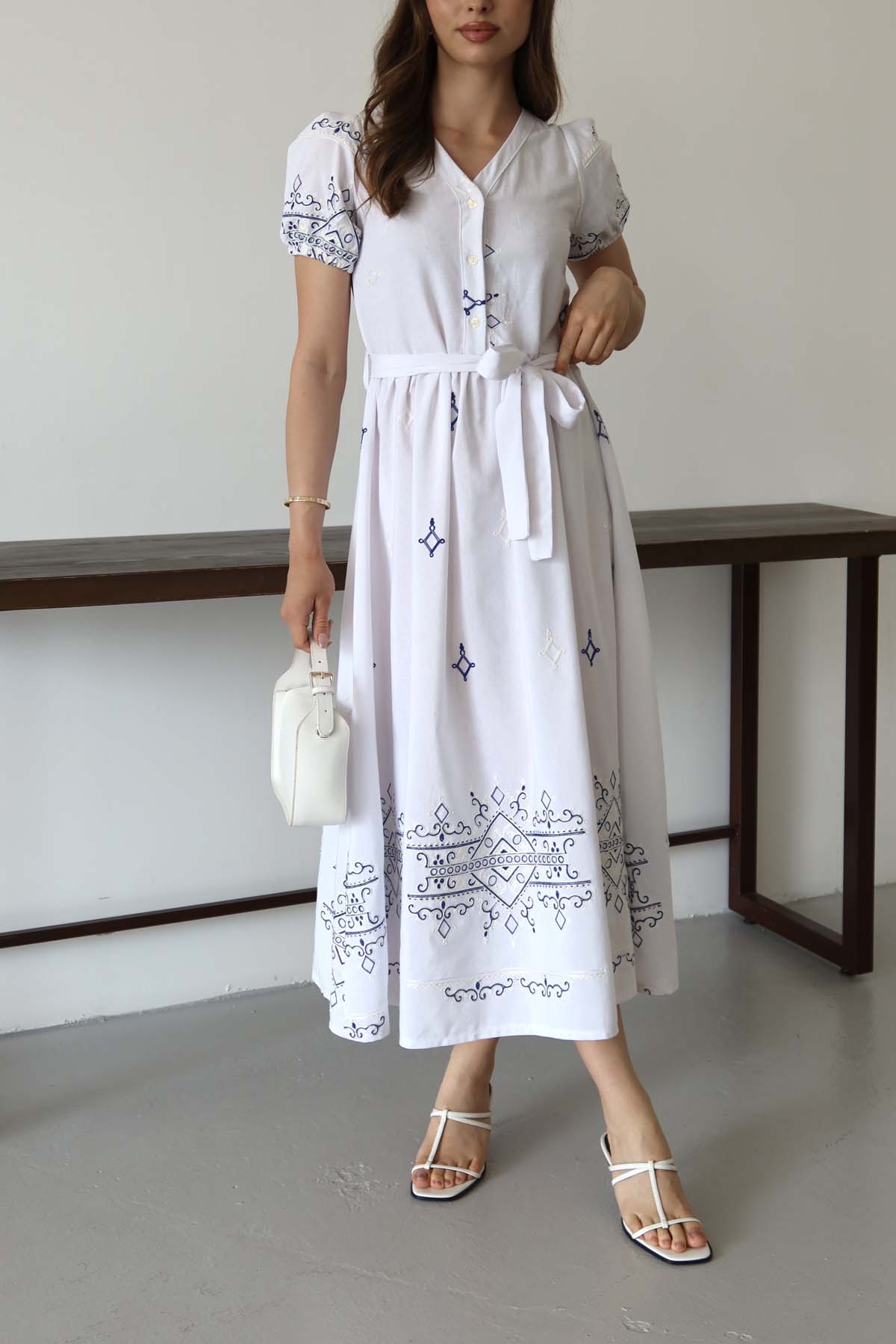 NAKIŞLI KISA KOLLU ELBİSE