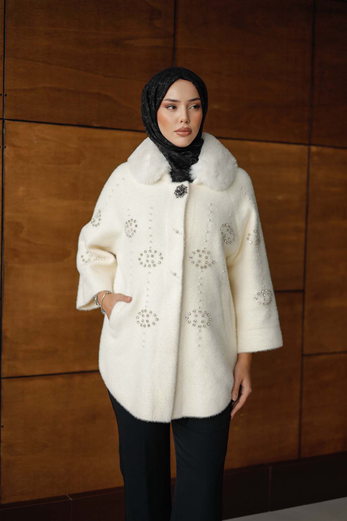 Angora  Yakası Kürklü Taş Detaylı  Hırka
