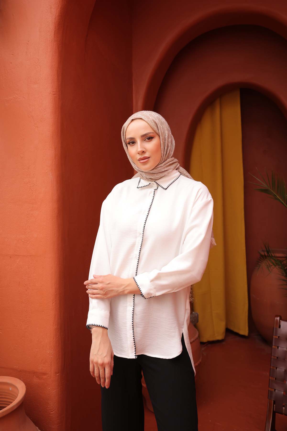 Bandı Tek Sıra İstiridye Nakışlı Gömlek