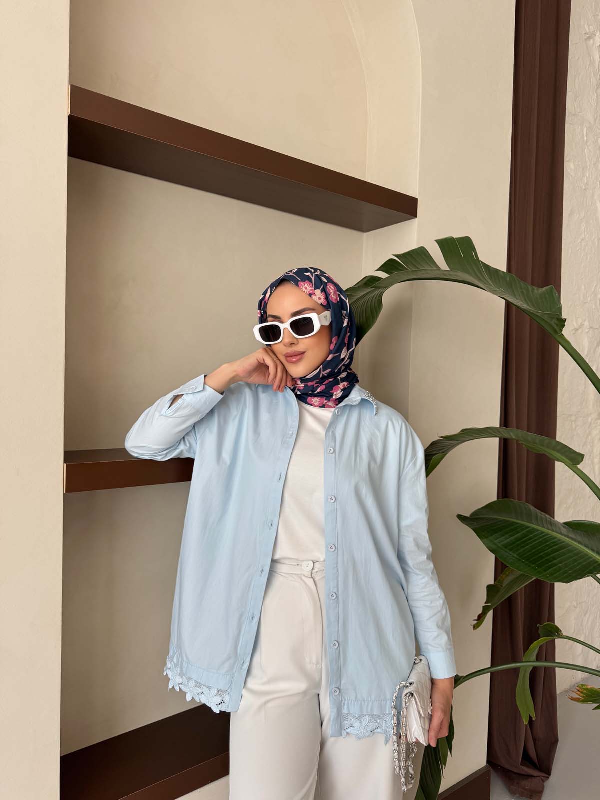 Yakası  Taşlı  Eteği Dantel  Gömlek