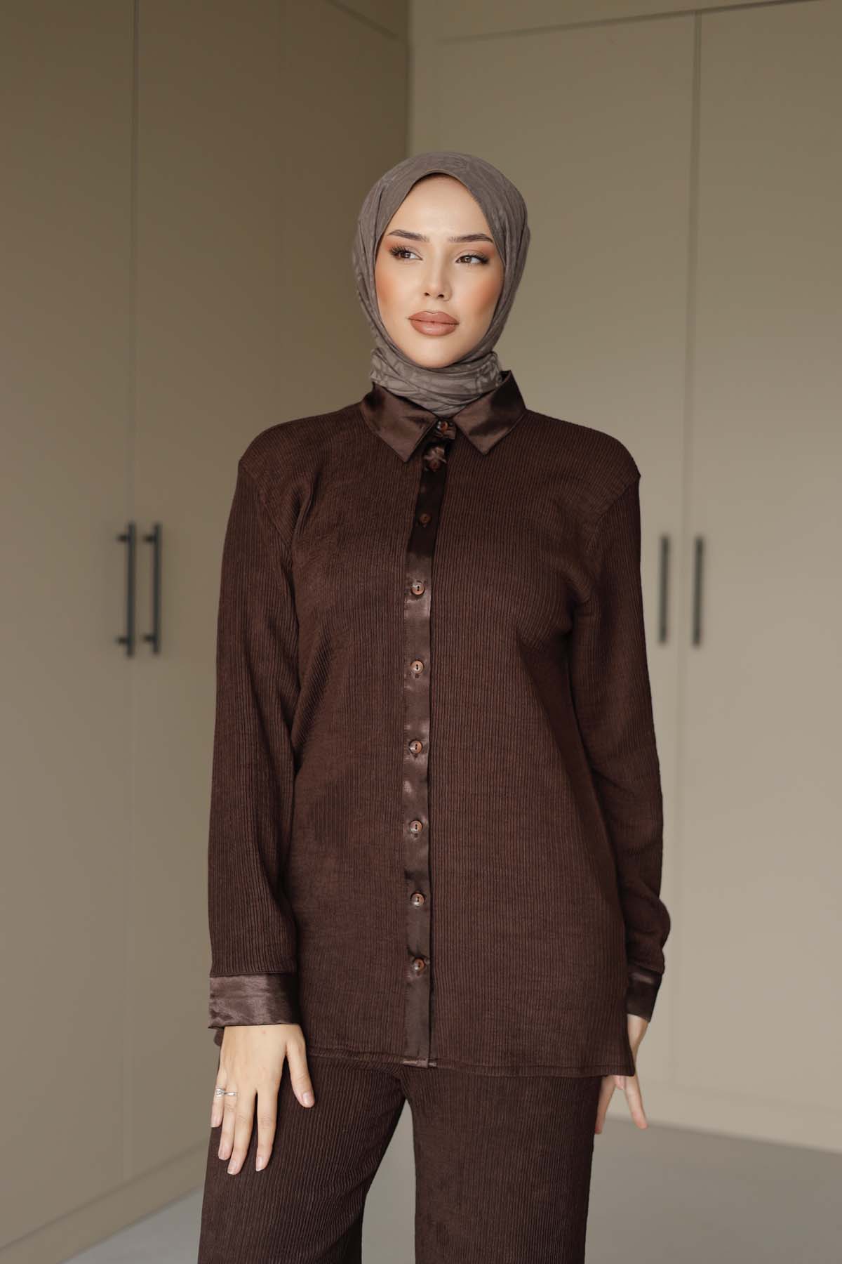 Düğmeli Saten Yakalı Gömlek